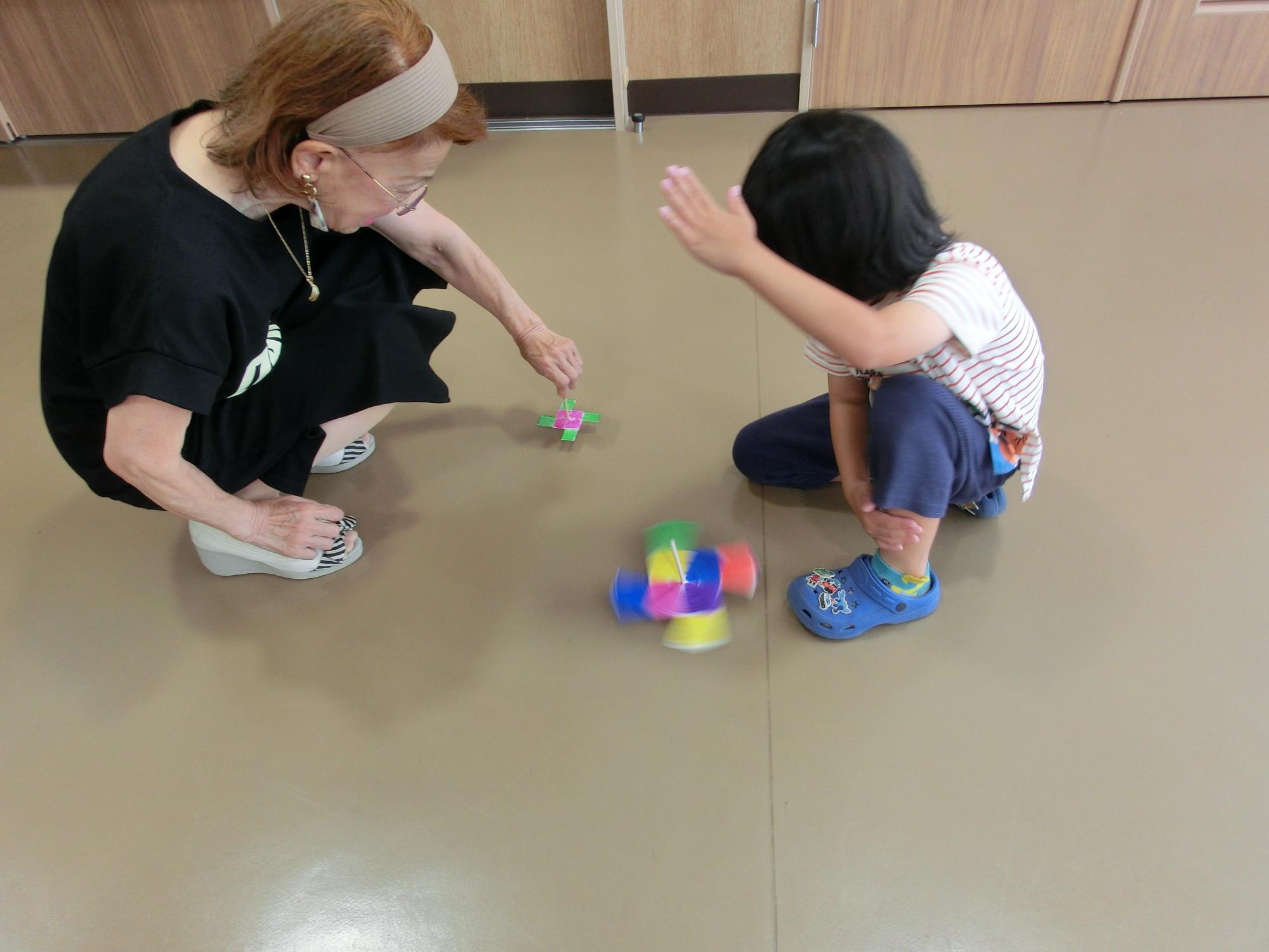 野口ふれあい大学ボランティアの様子 夏休み子ども工作教室