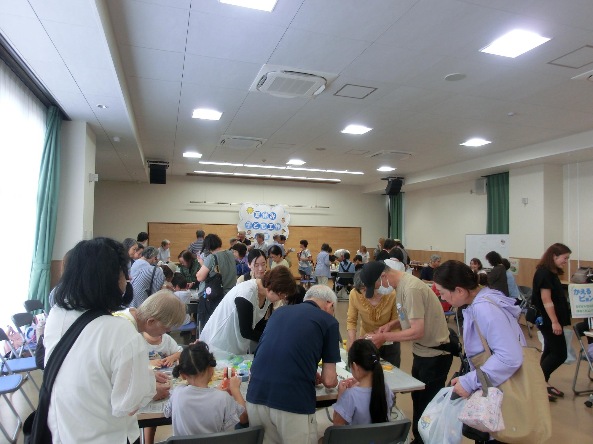 野口ふれあい大学ボランティアの様子 夏休み子ども工作教室