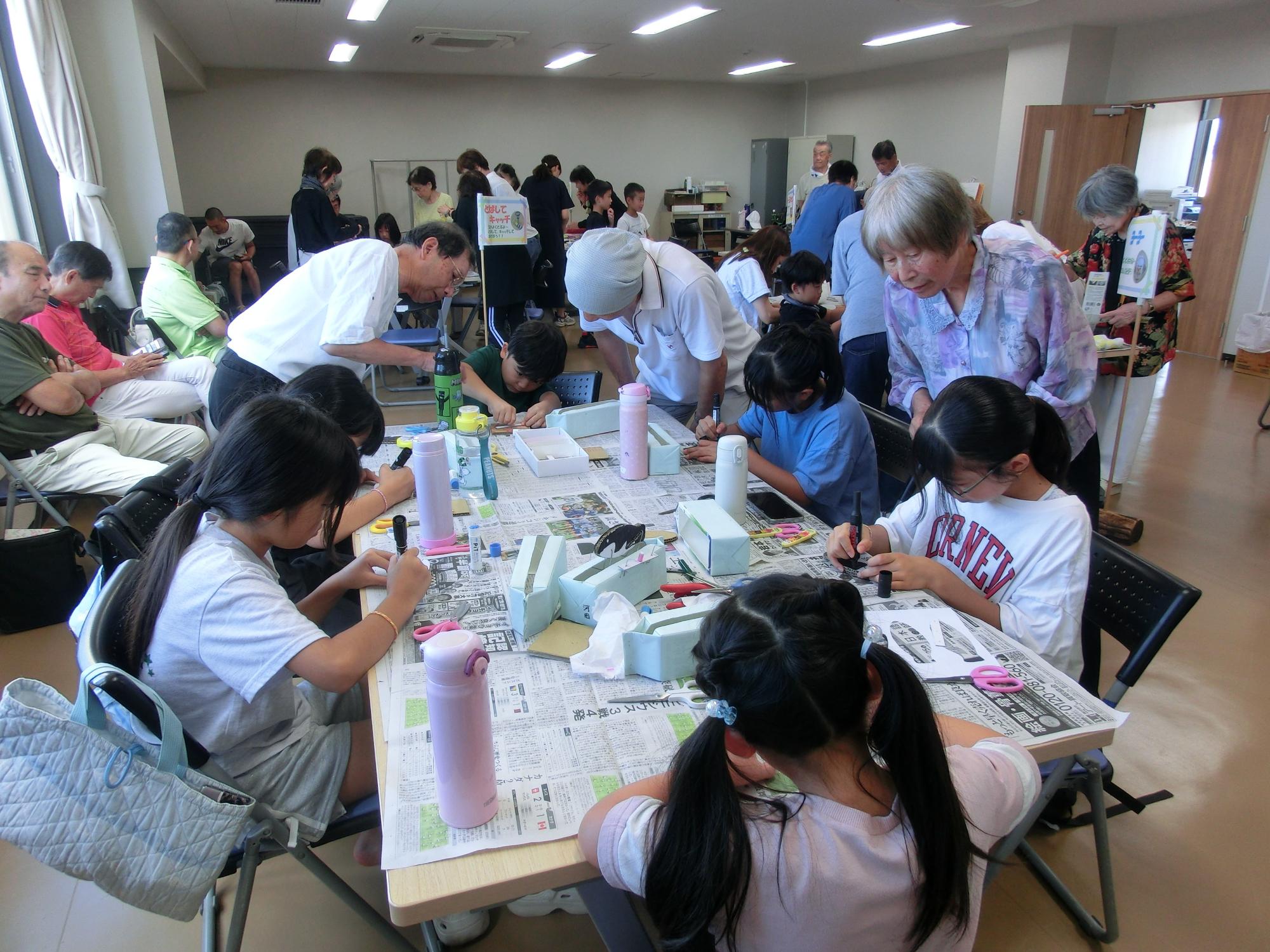 野口ふれあい大学ボランティアの様子 夏休み子ども工作教室