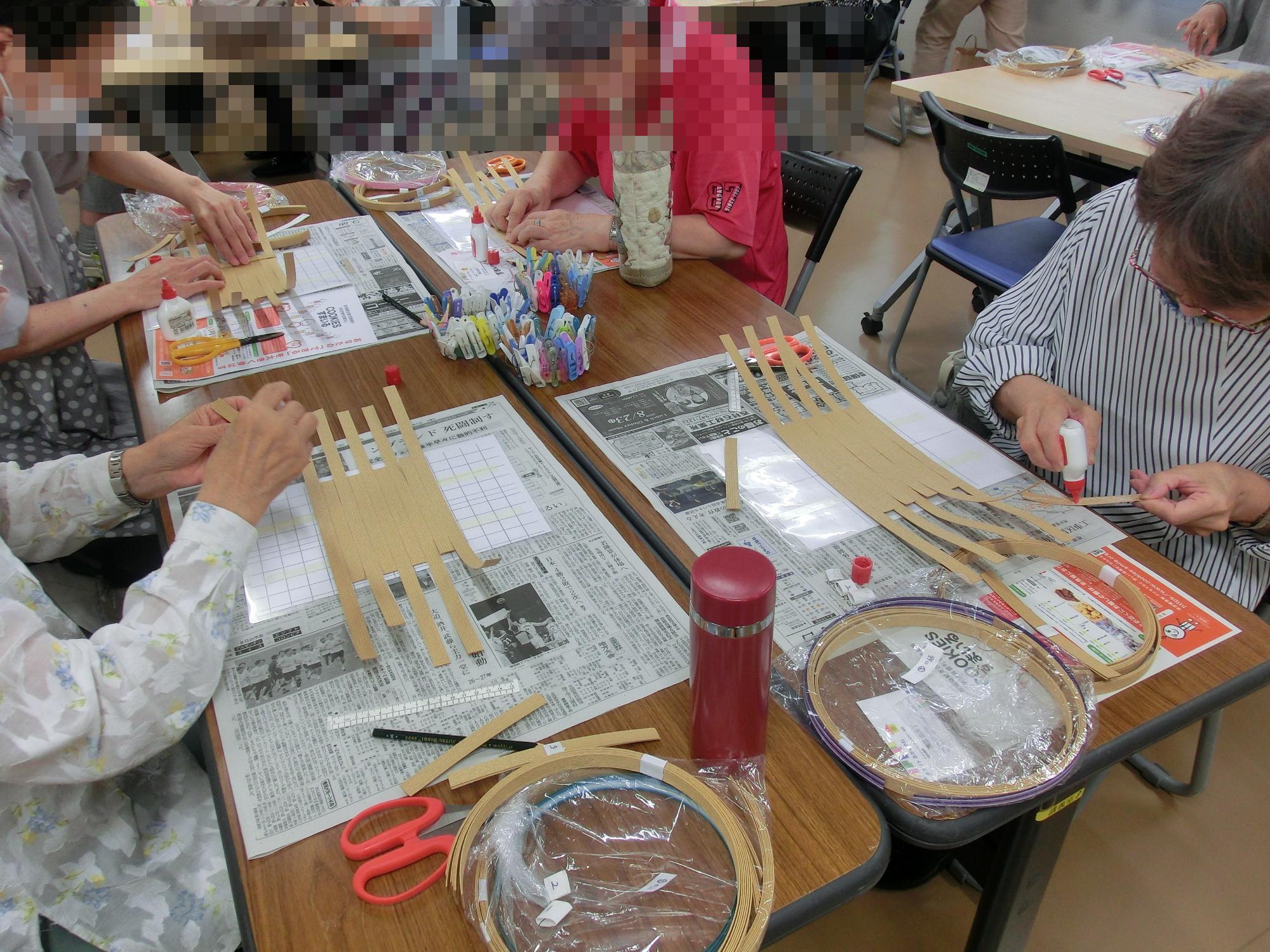 野口公民館やってみようクラフトバンドの様子