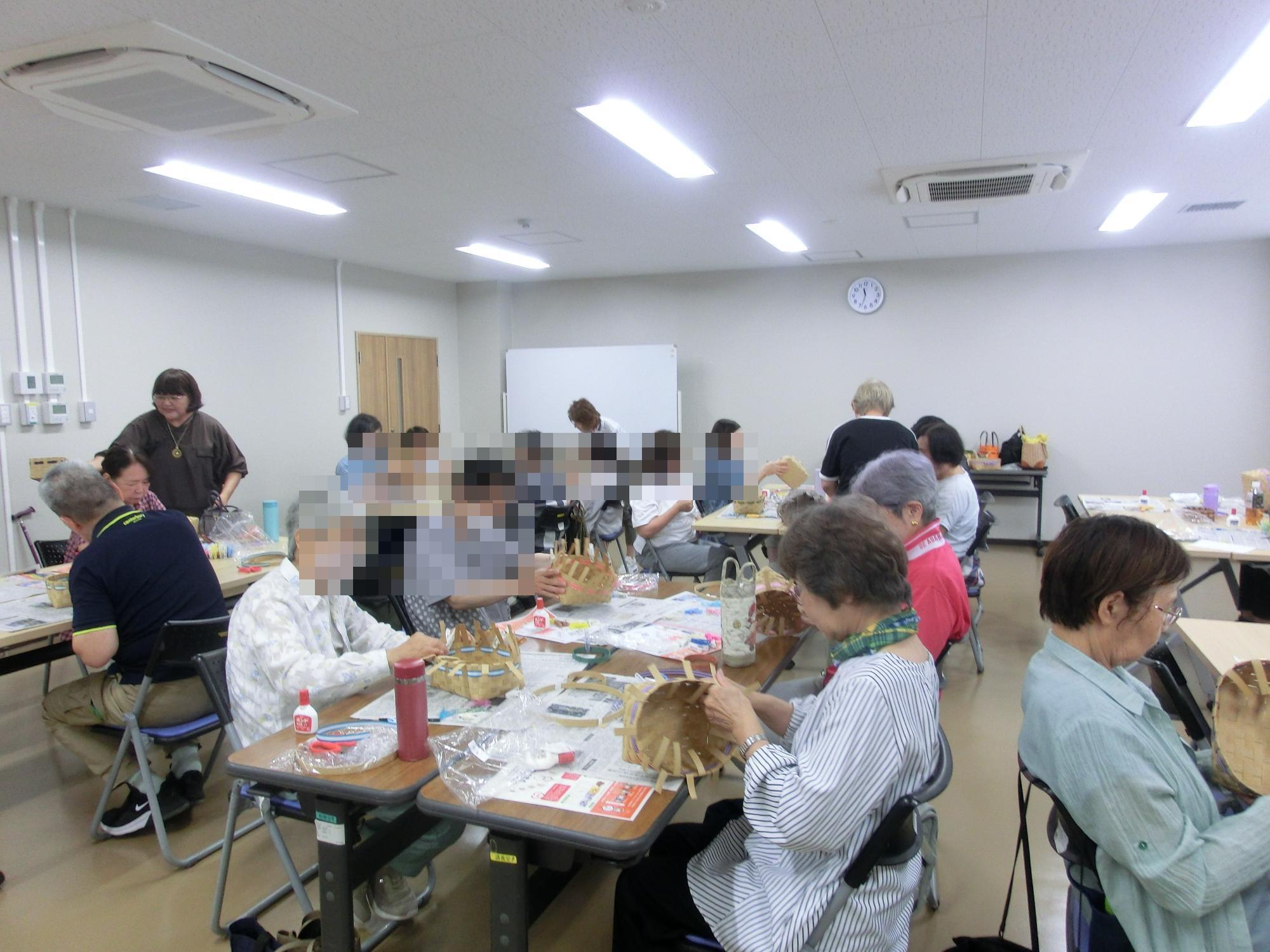 野口公民館　やってみようクラフトバンドの様子