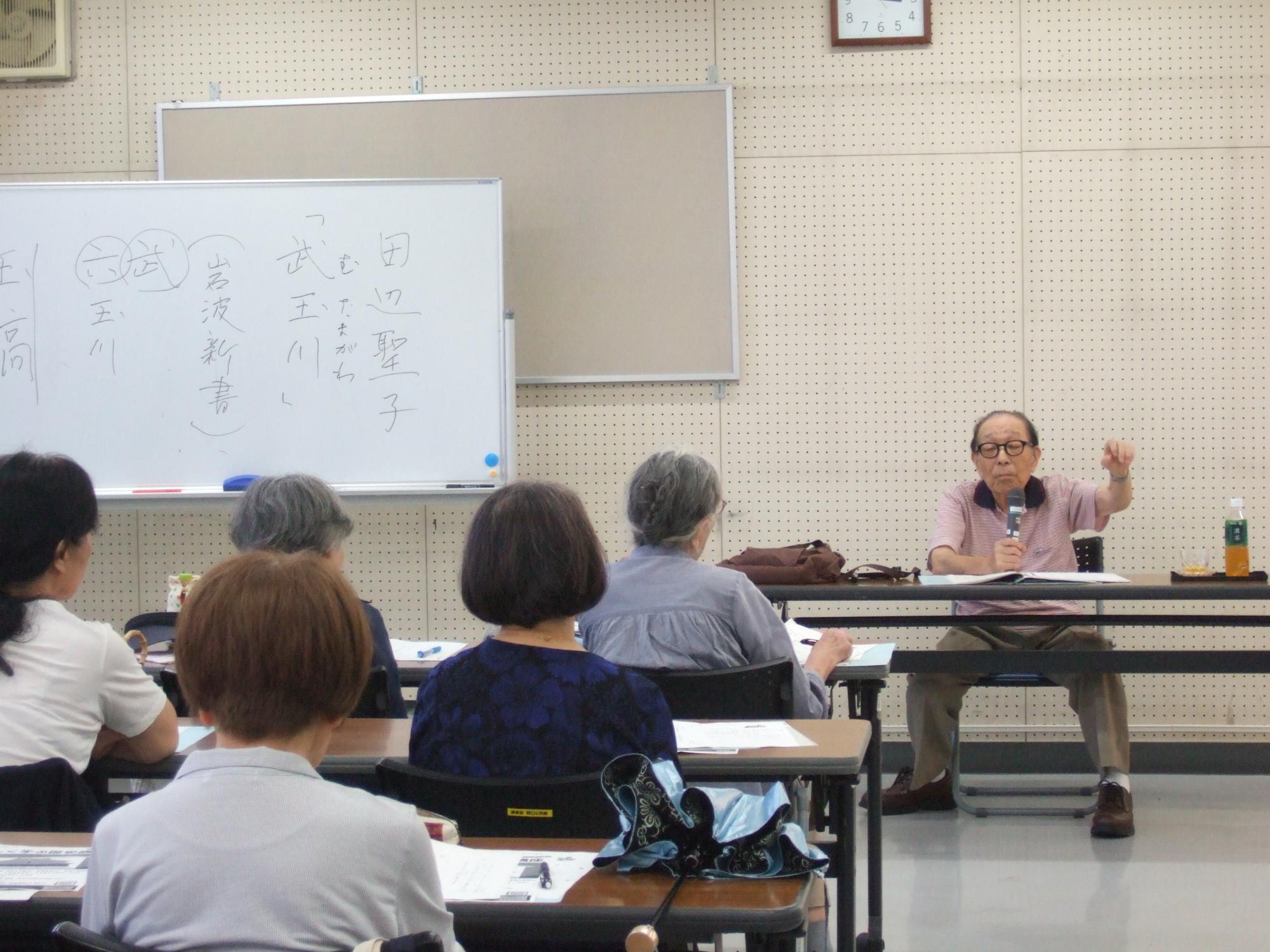 楽しく学ぶ古典文学講座の様子