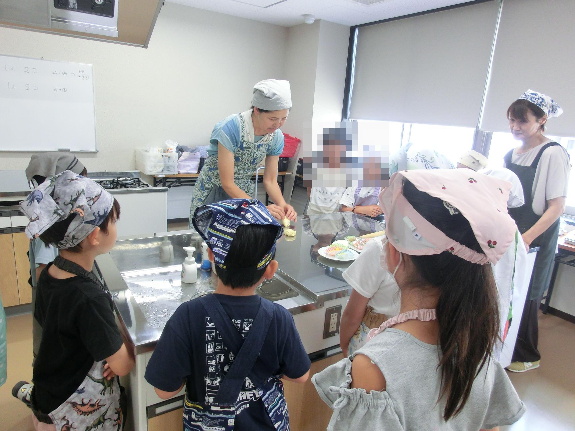 野口公民館　夏休みのランチは焼きたてパンでの様子
