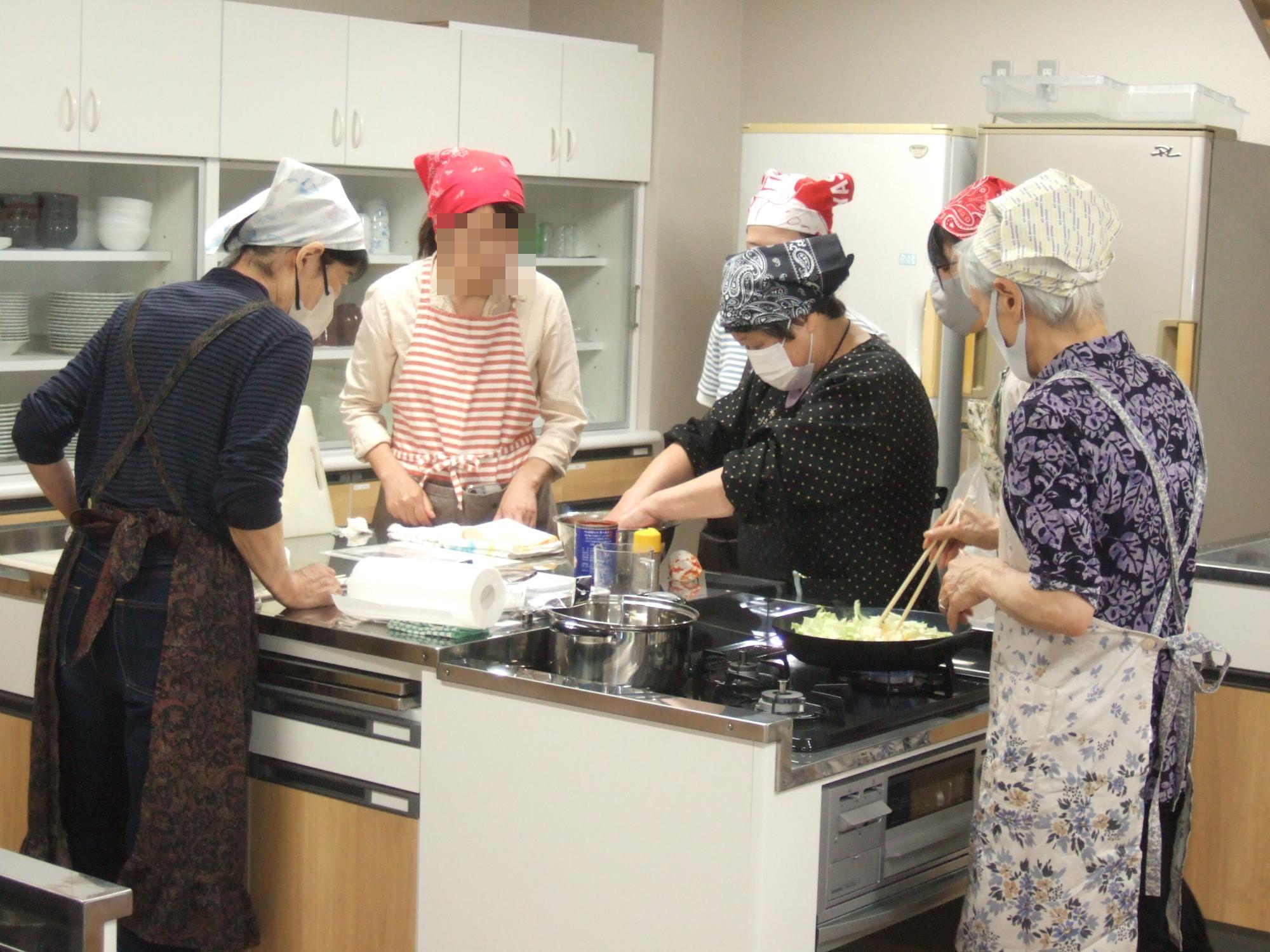 野口公民館　旬を味わう料理教室の様子