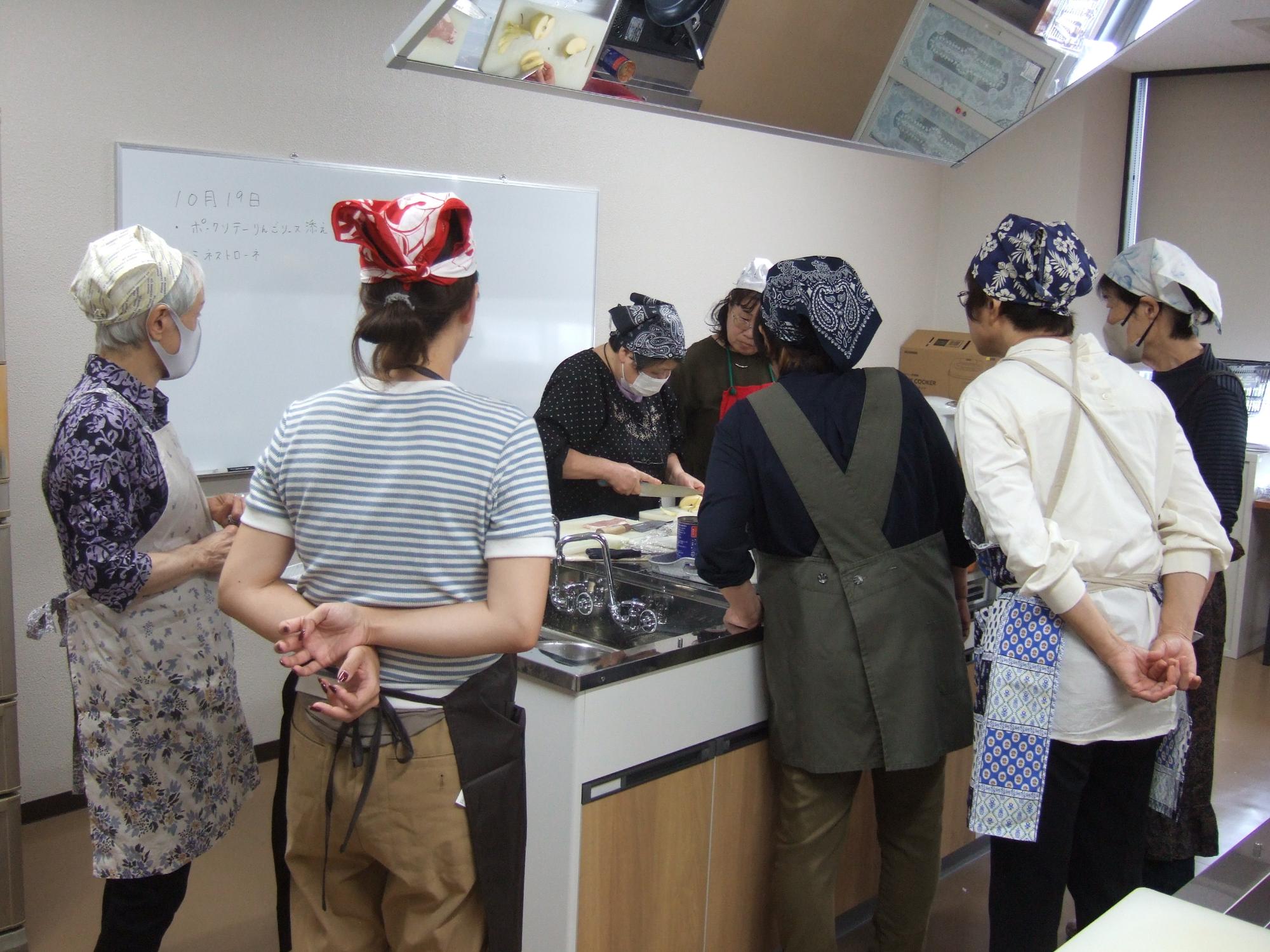 野口公民館　旬を味わう料理教室の様子