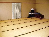 畳の敷かれたサークル室の写真