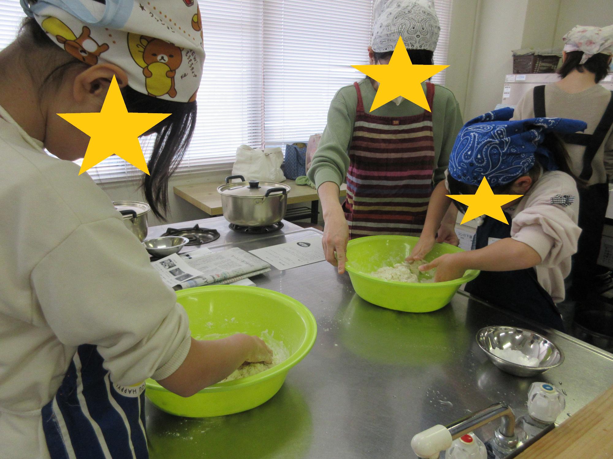 小麦粉をまとめる様子