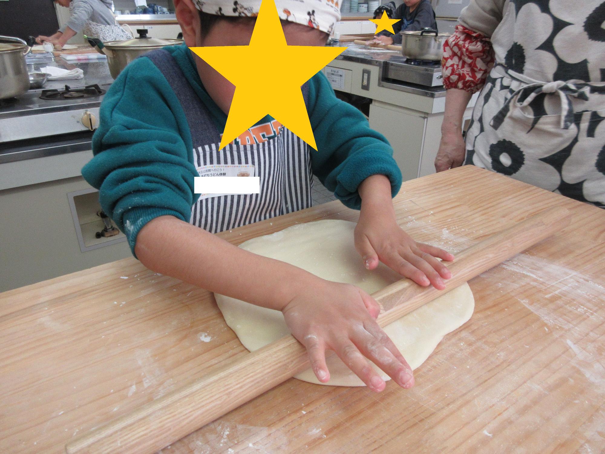 めん棒で生地をまきつけて伸ばす作業の様子