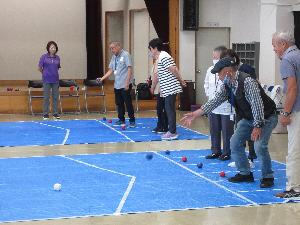 手作りボッチャでパラスポーツを体験する