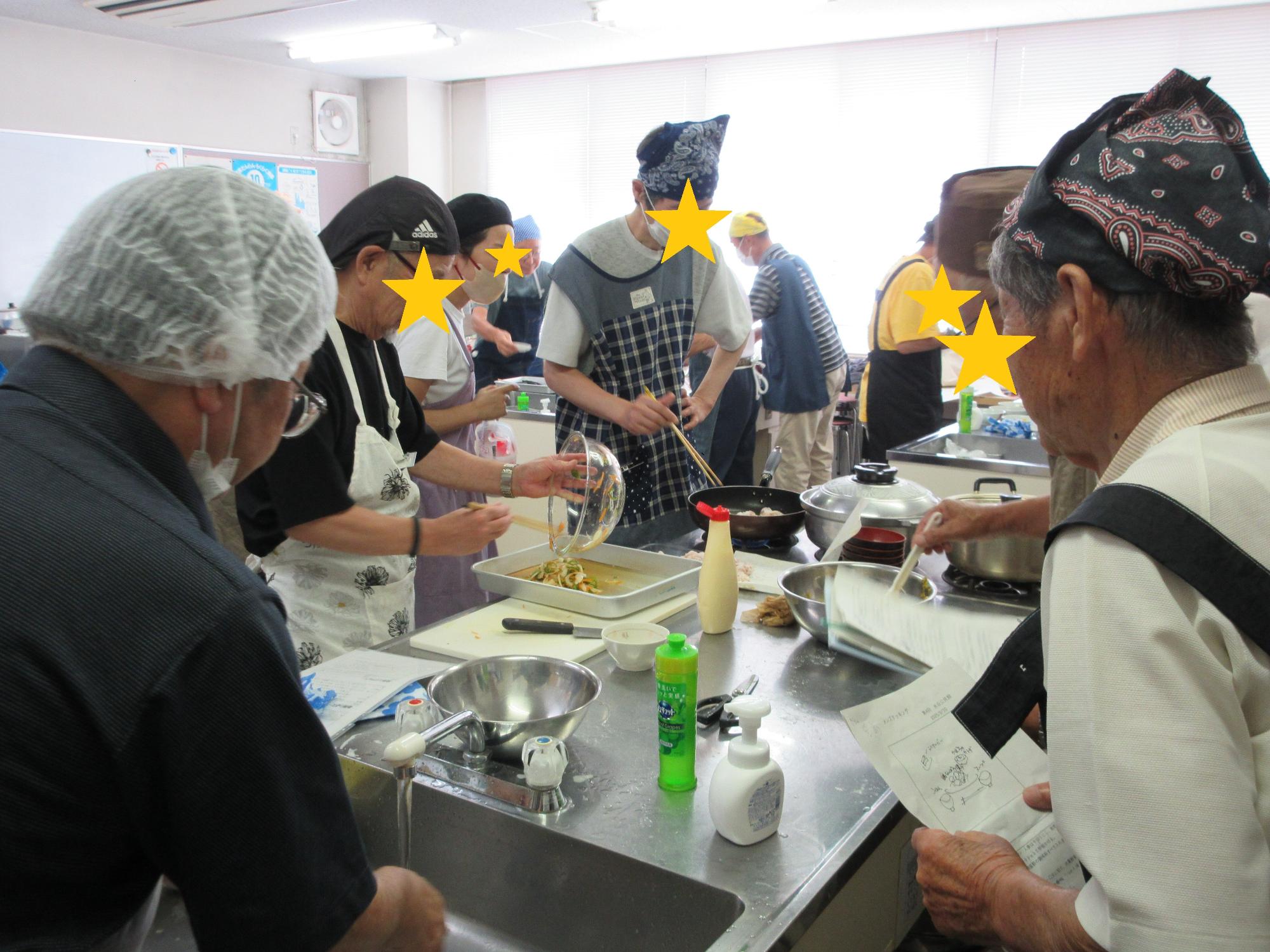 男性料理教室で、楽しく手分けしてお料理をしている様子です。