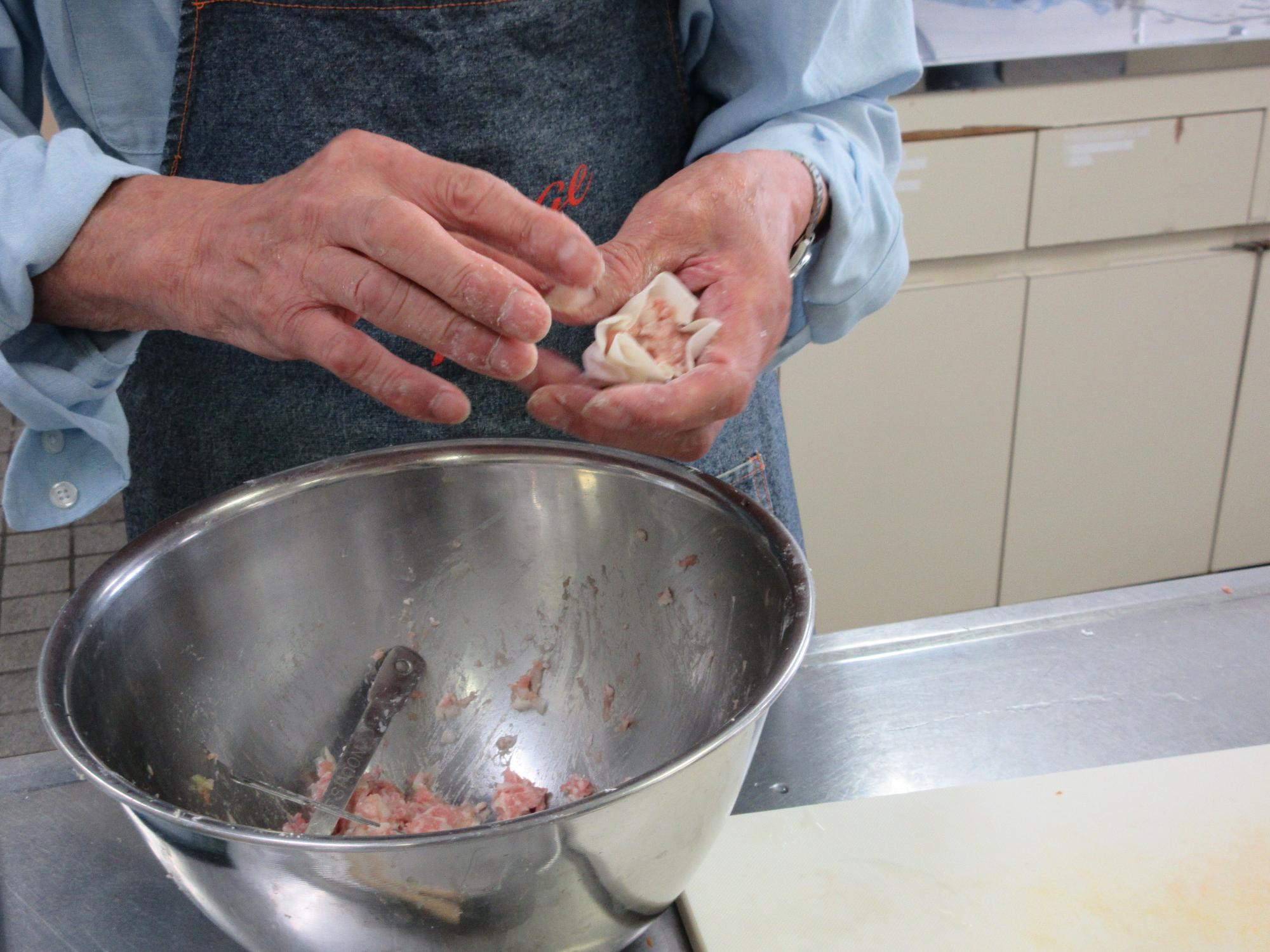 男性料理教室で、焼売を包む様子です。