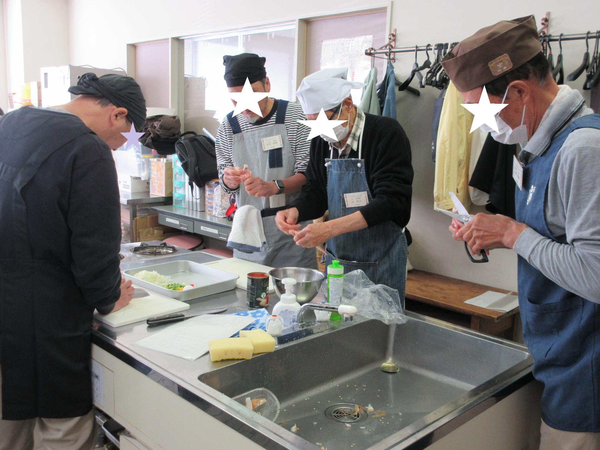 カレーの材料を切る様子