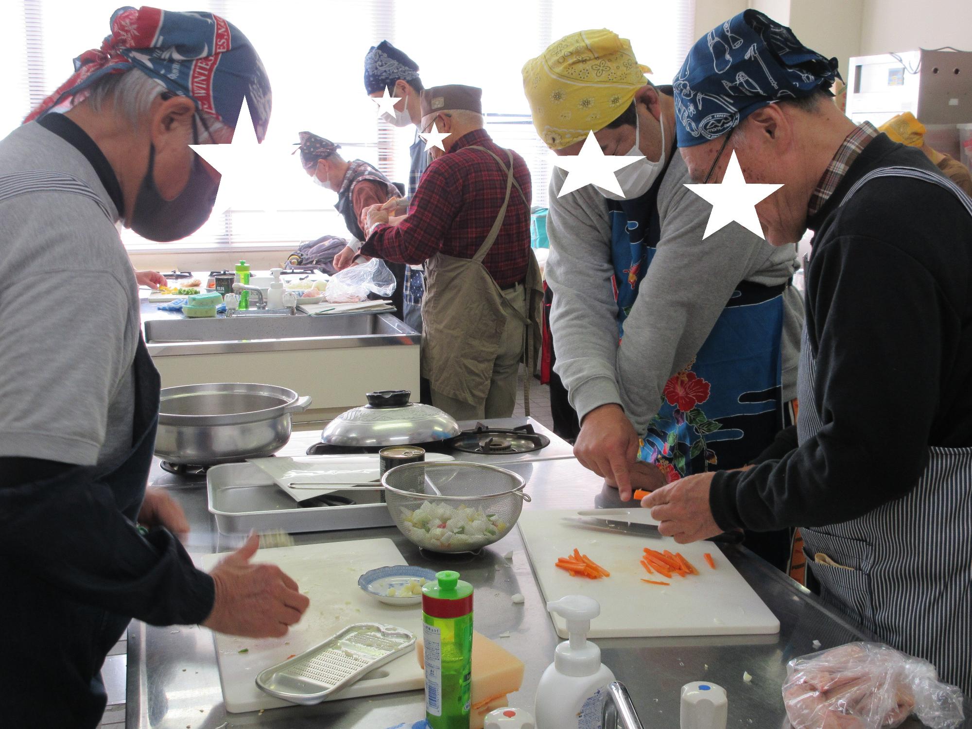 材料を切る様子