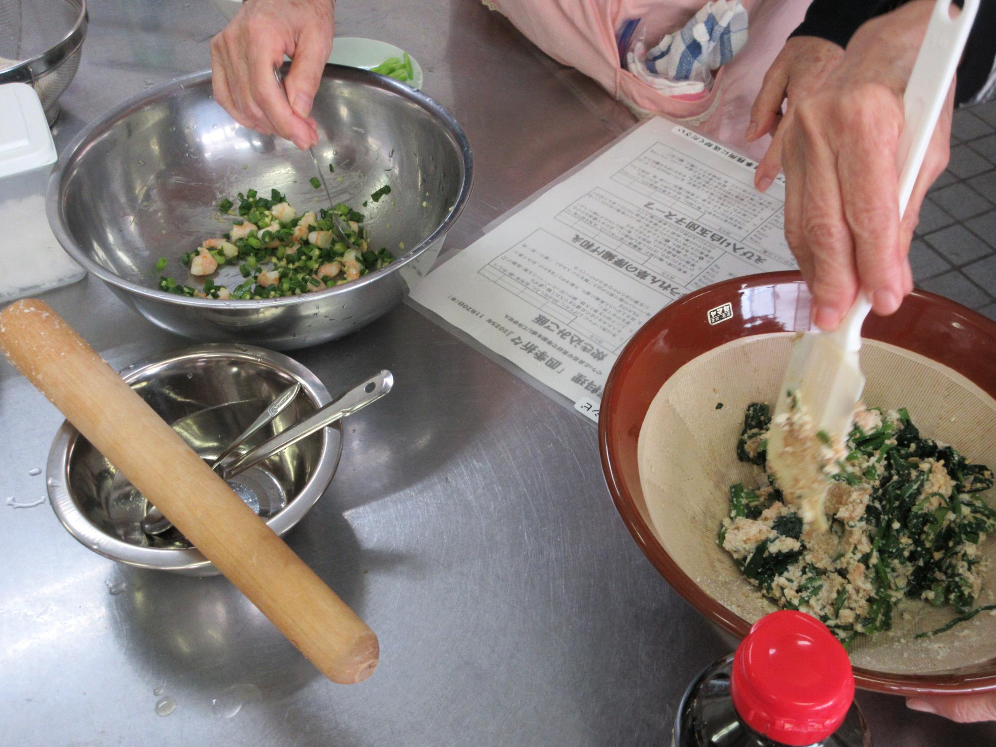 春菊とほうれん草の厚揚げ和えを作る様子