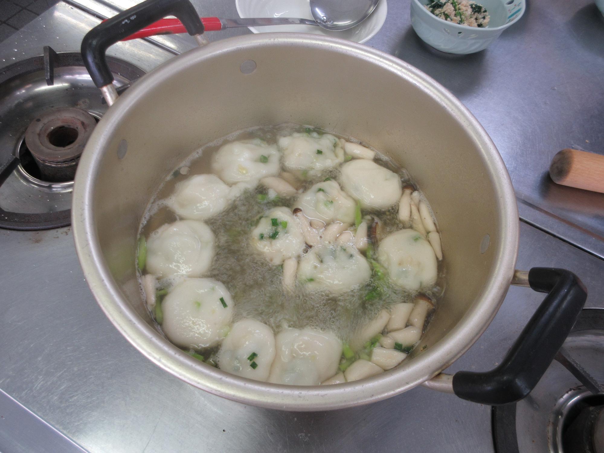 エビ入り白玉団子スープの写真