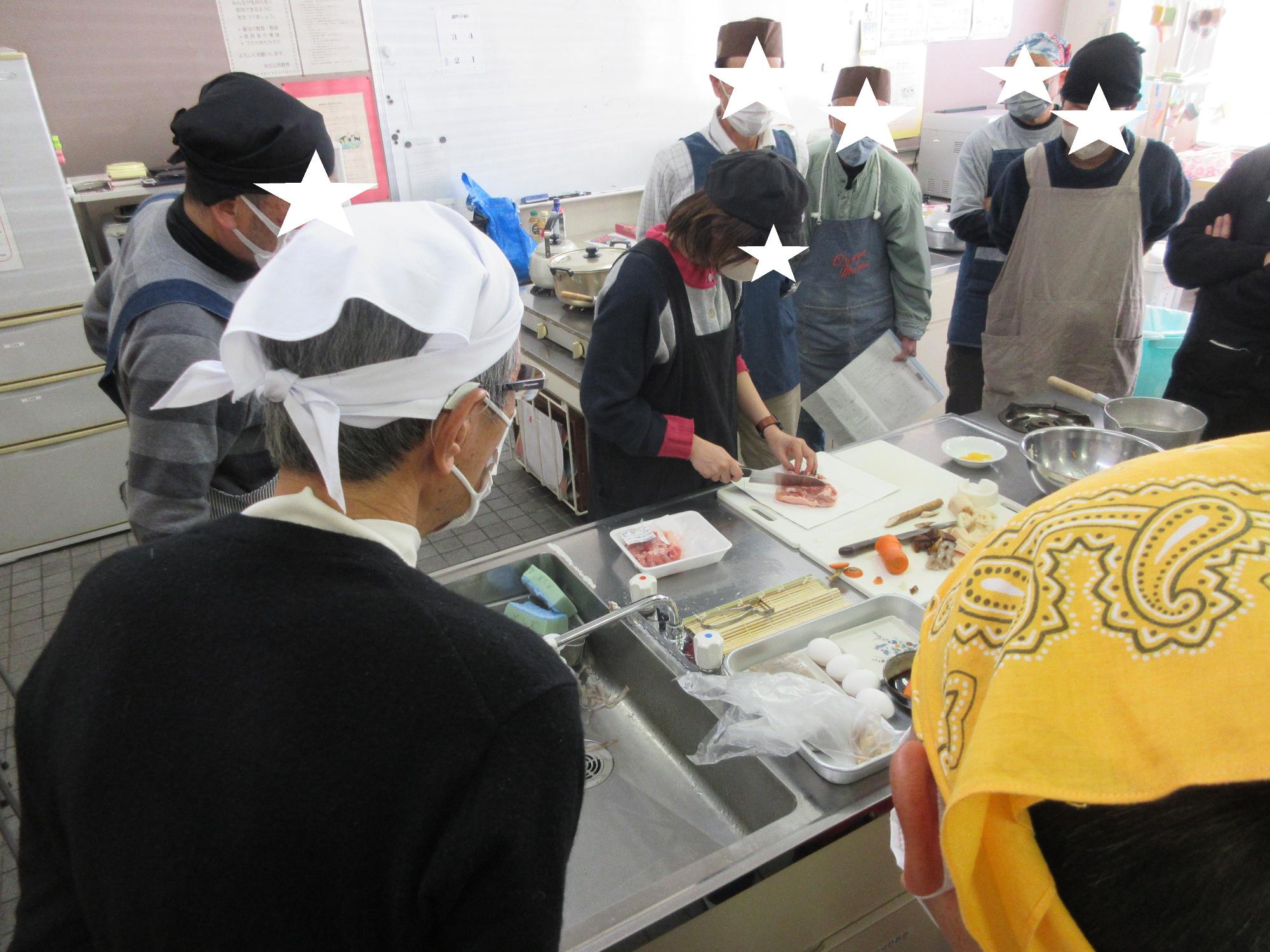 講師の説明を聞く様子