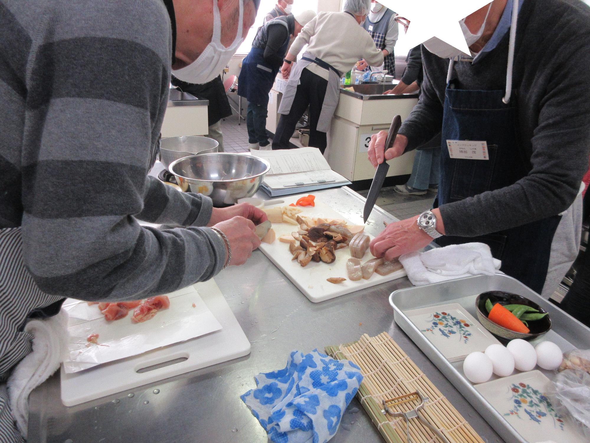 手分けをして、材料を飾り切りする様子