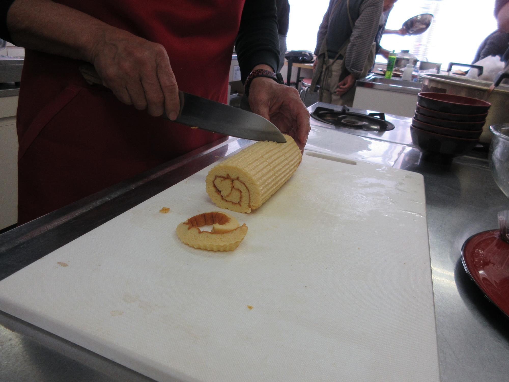 伊達巻を切る様子