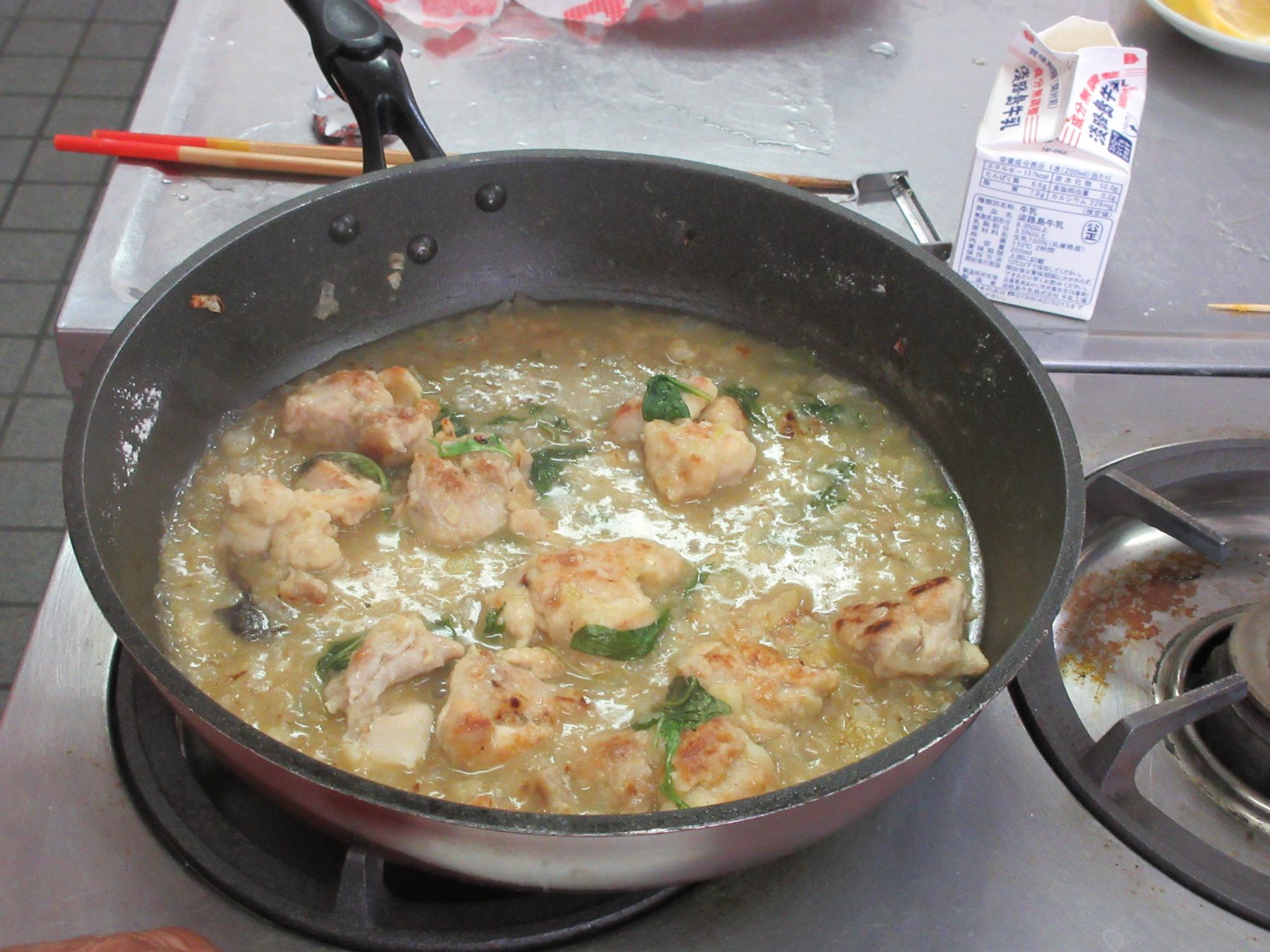 鶏のクリーム煮を作る様子