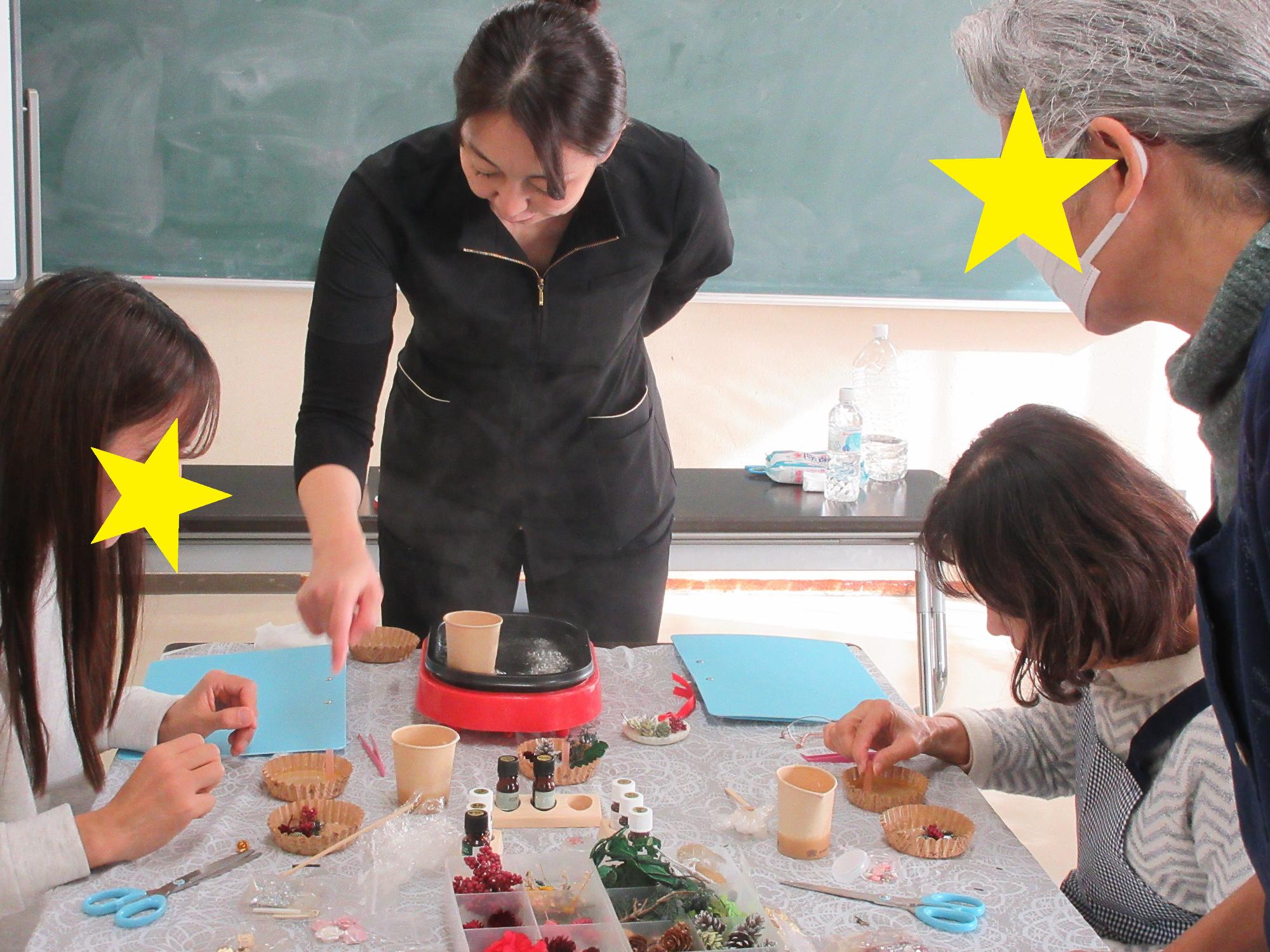 アロマクラフトの作成方法を指導する様子