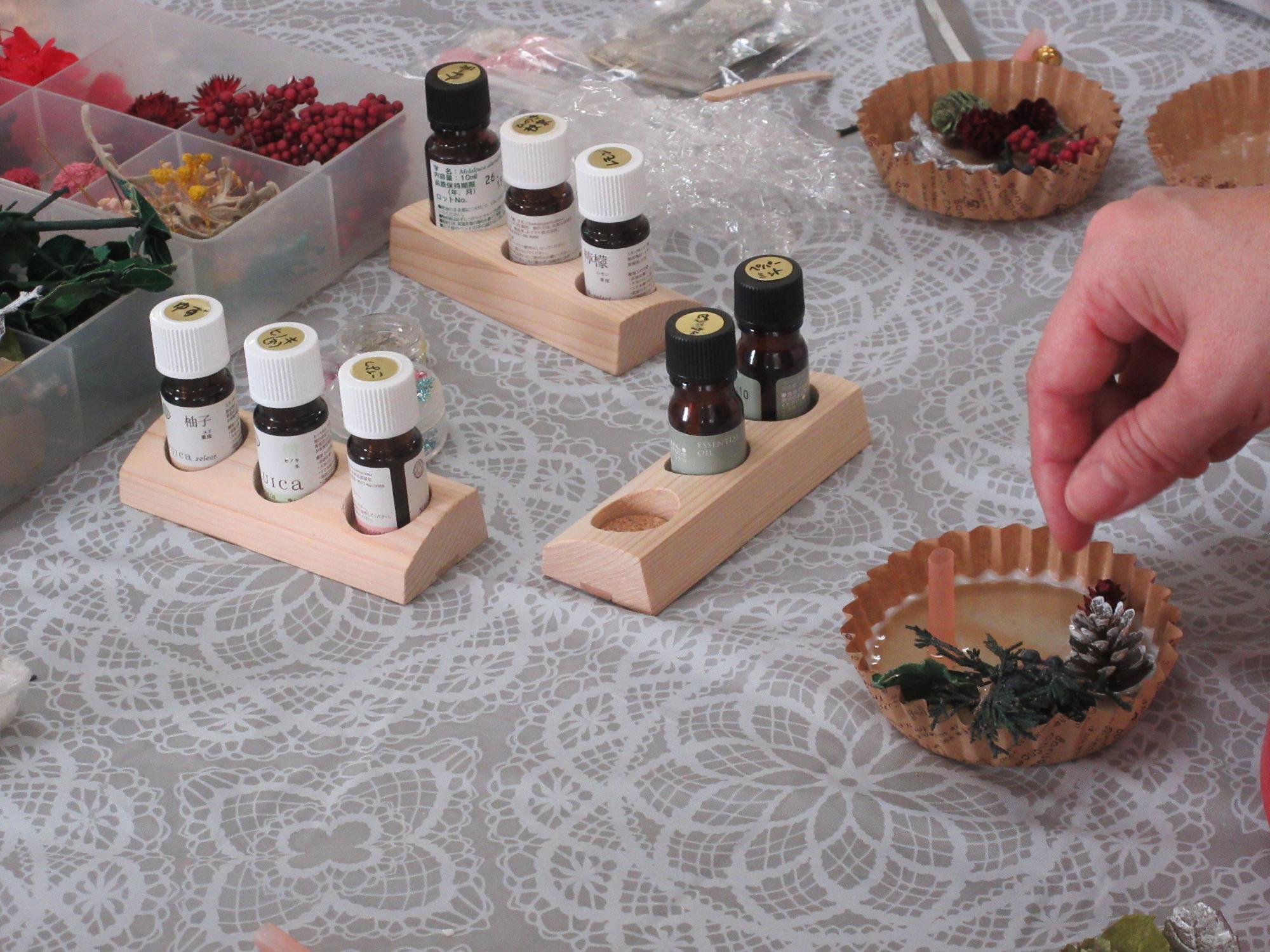 蝋ワックスを方に流し込み、材料を飾り付けていく様子