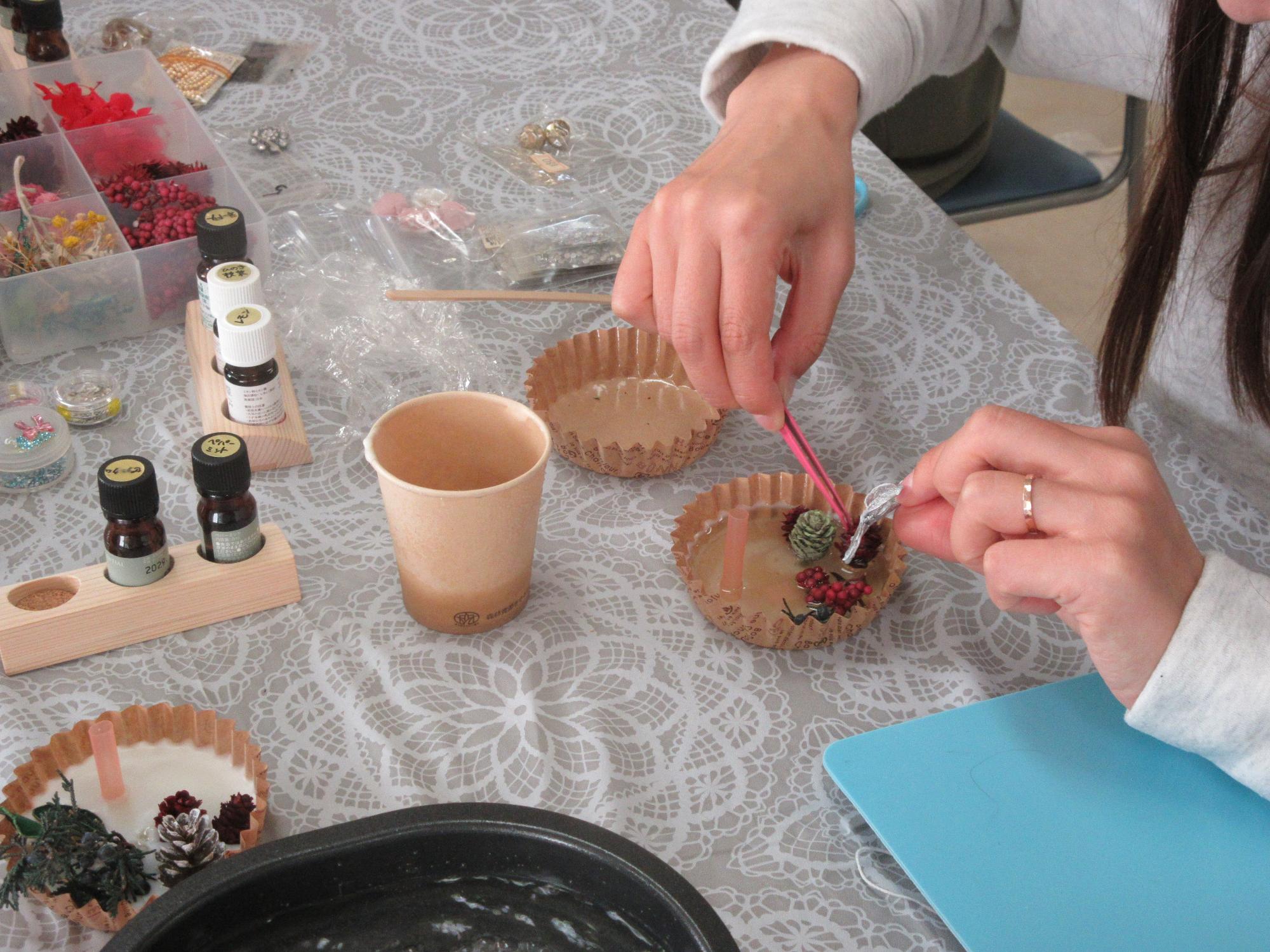材料を飾り付ける様子