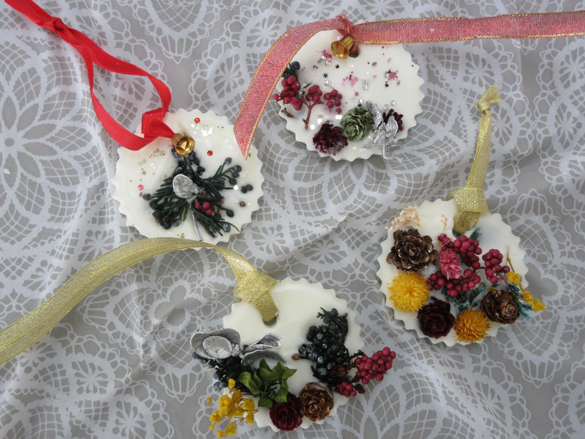 クリスマスをイメージした、参加者の作品たち