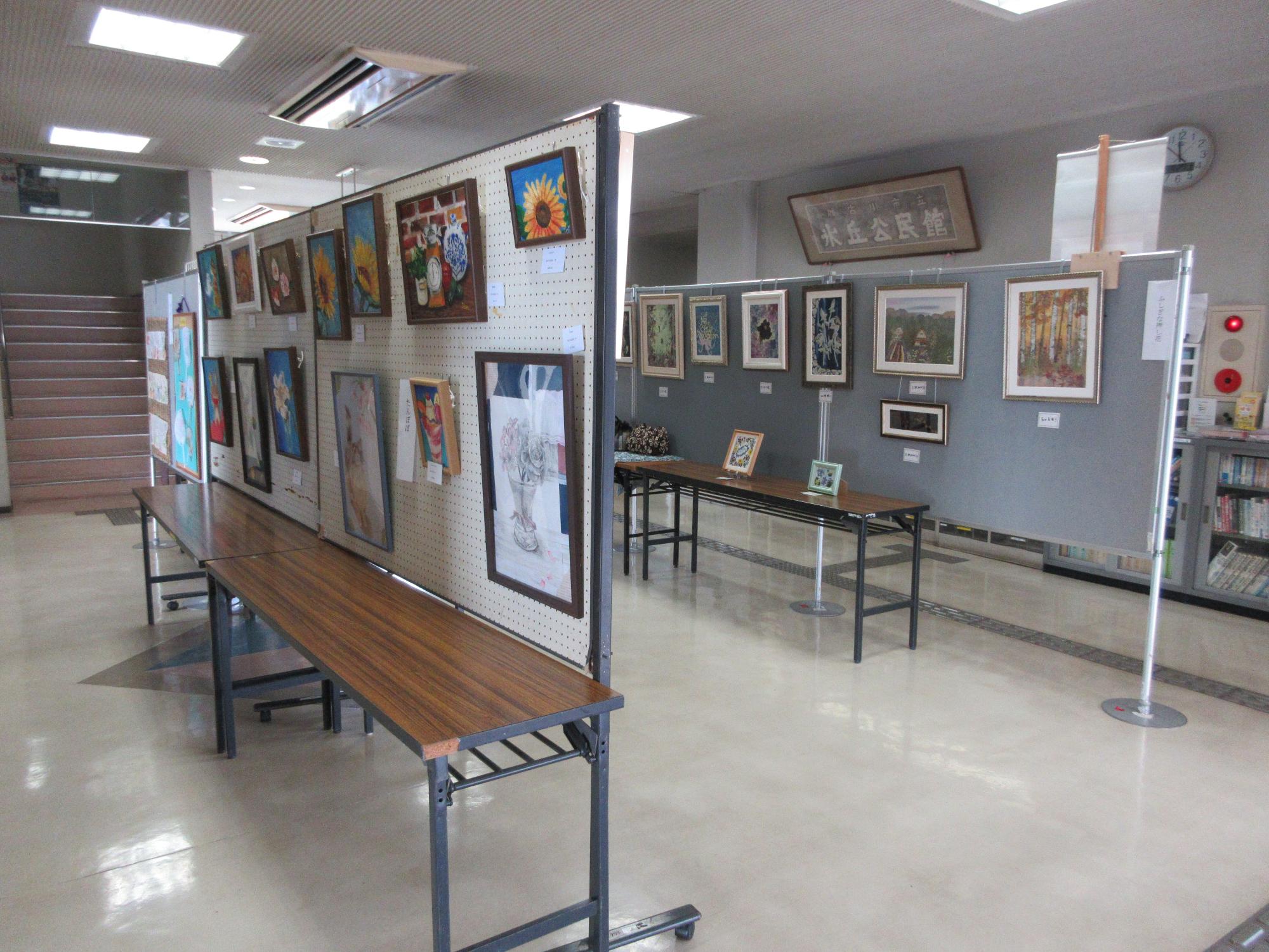 氷丘公民館ホールに飾られた絵画や押し花の展示作品です。