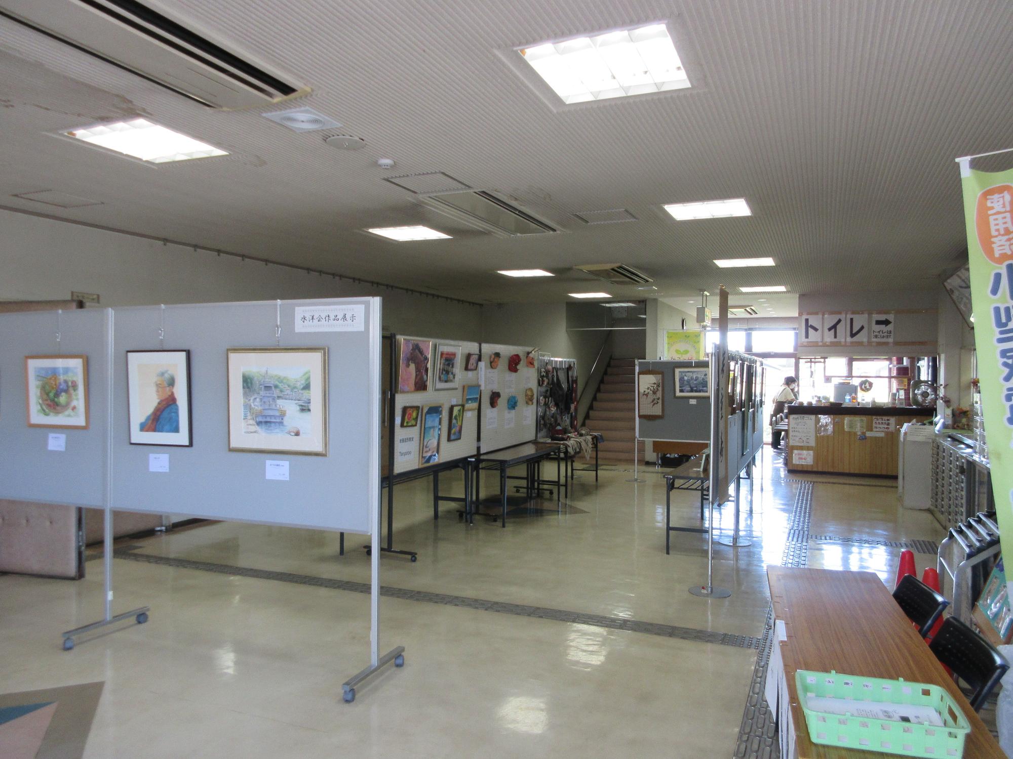 氷丘公民館ホールに飾られた絵画や能面の展示作品です。