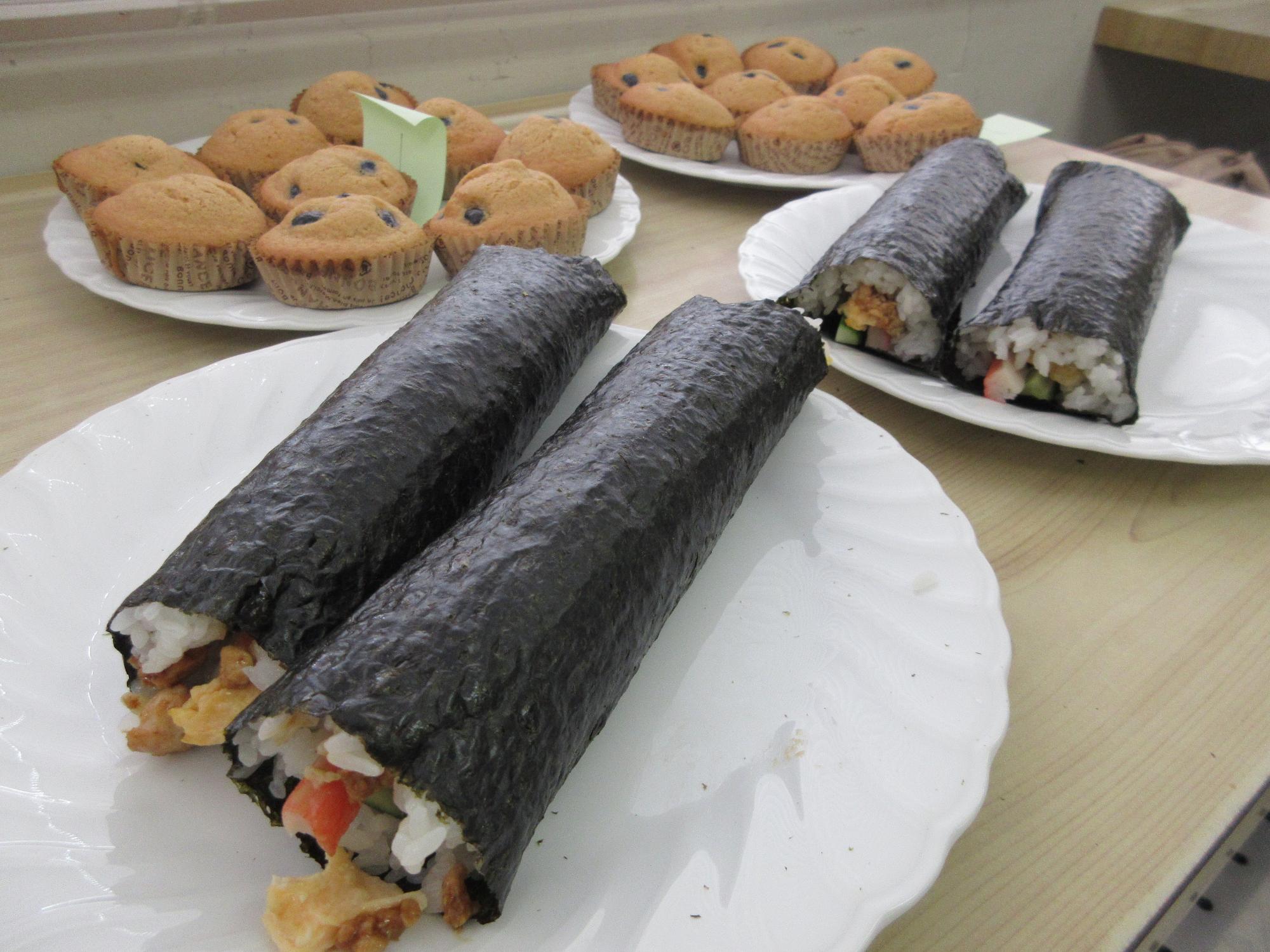 恵方巻と黒豆カップケーキの完成品