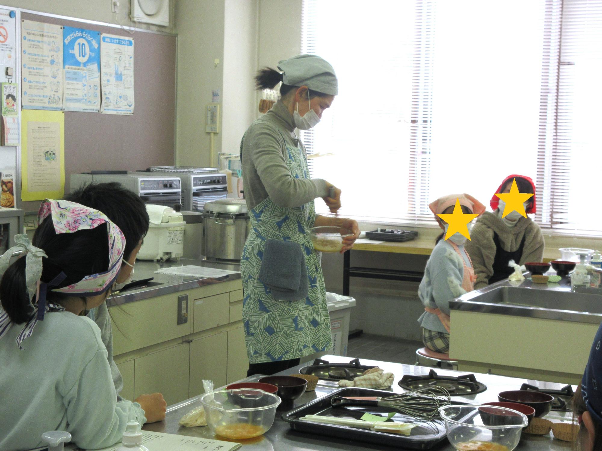 講師が手本を見せるようす