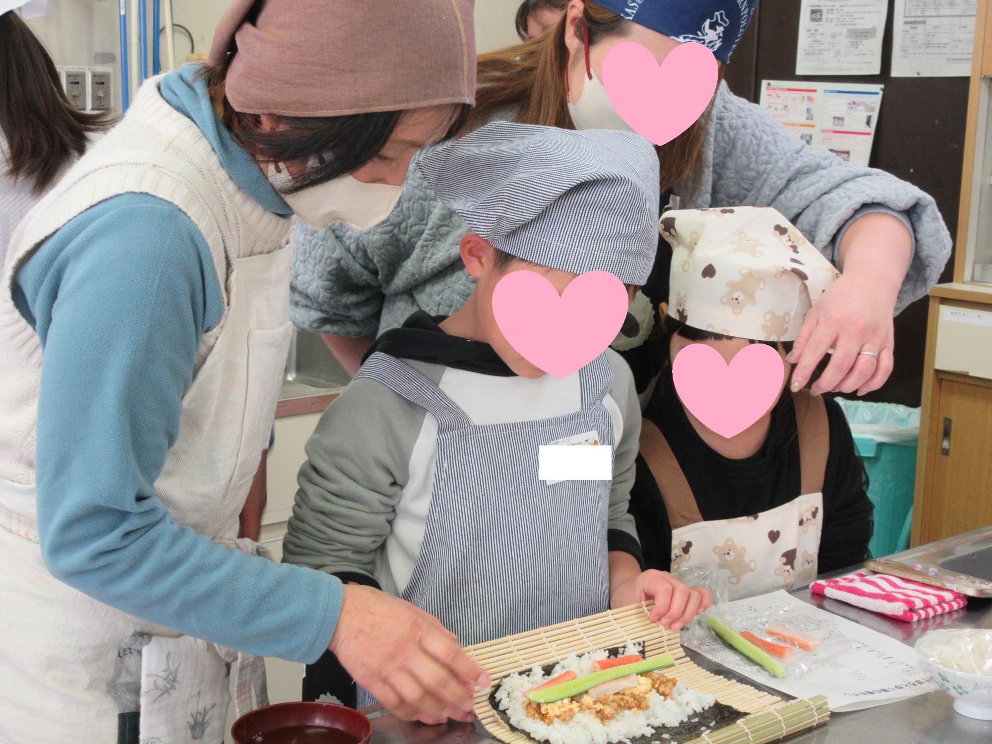 巻きすで太巻きを作るようす