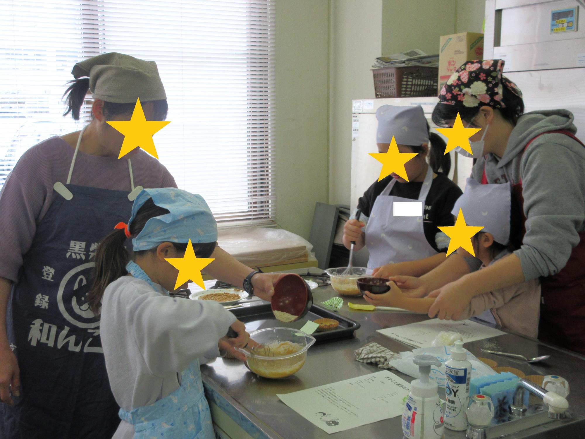 カップケーキの生地を混ぜるようす