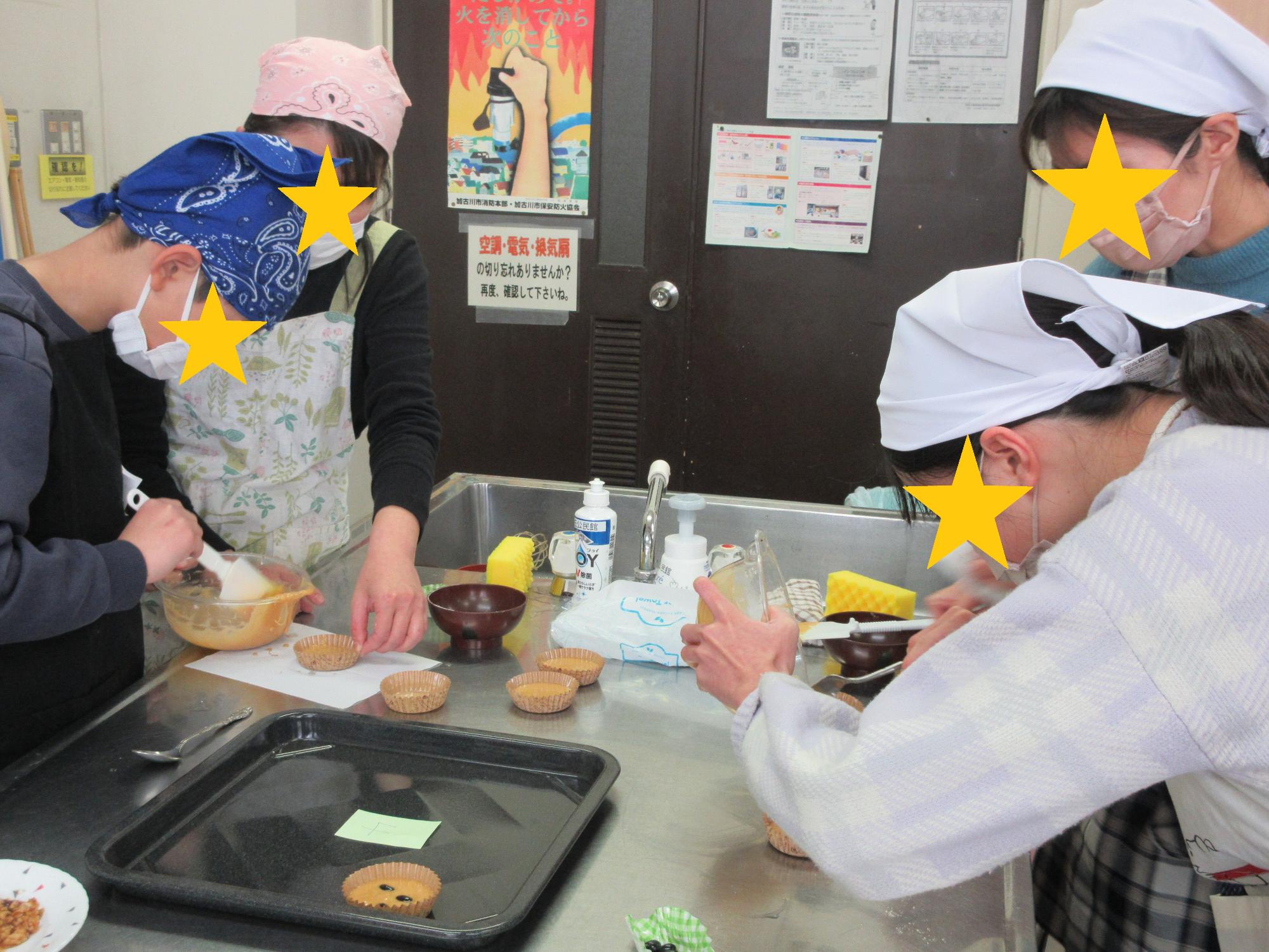 カップケーキの生地を容器に流し込むようす