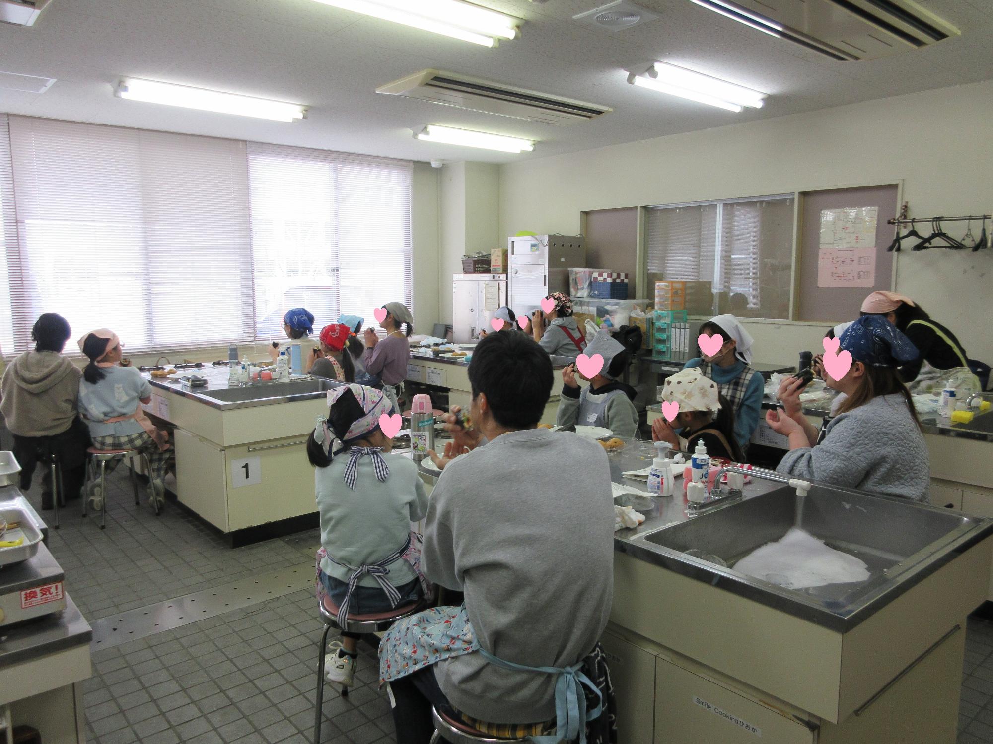 恵方に向いて恵方巻を作るようす