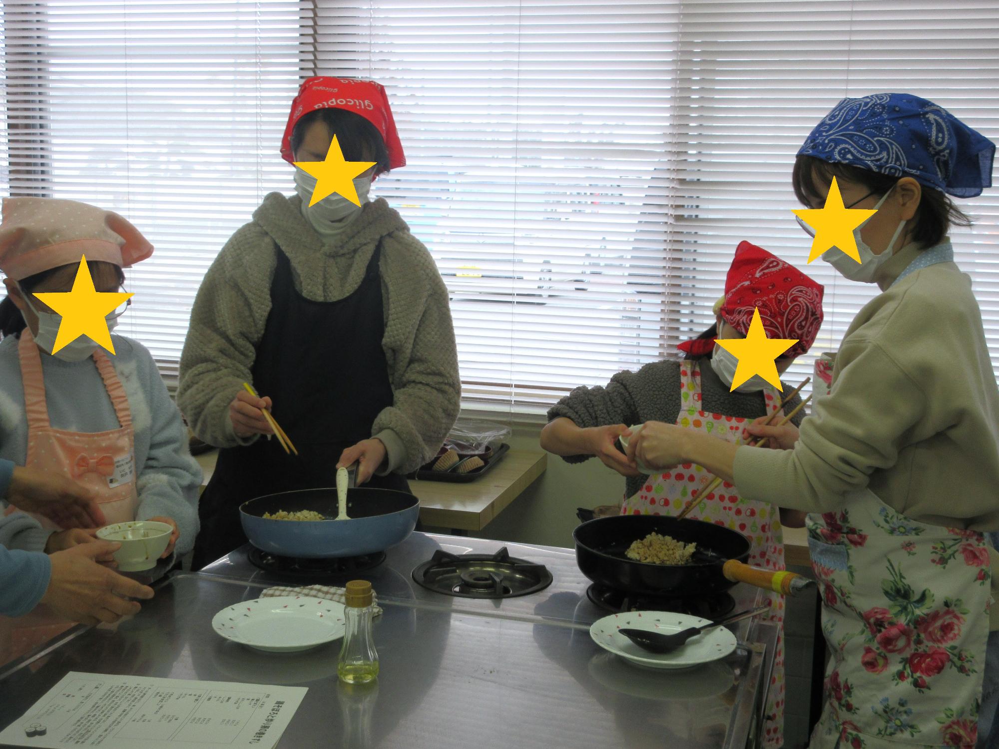 親子で鶏そぼろを作るようす