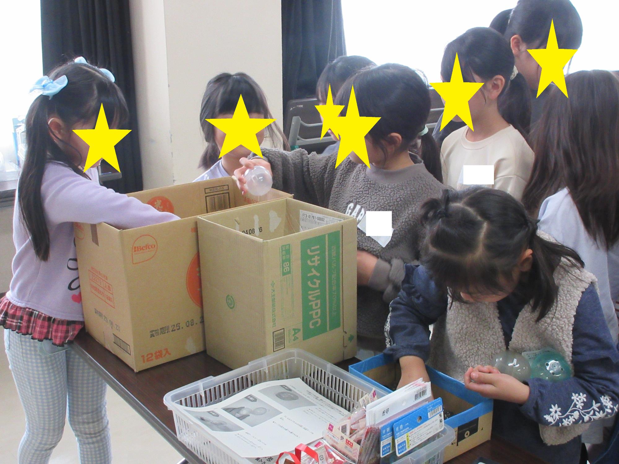 講座の中で使用するガチャガチャカプセルを選ぶ様子