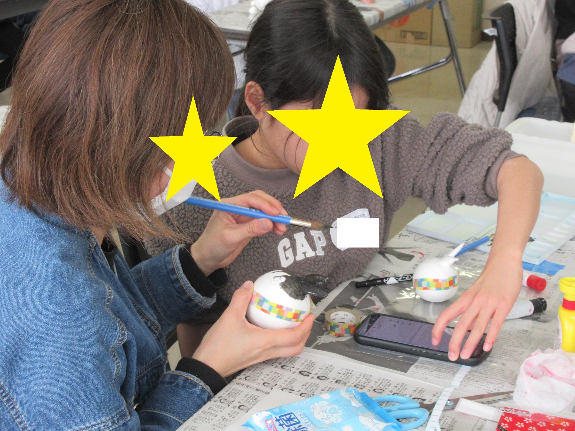 紙粘土に色を塗る様子