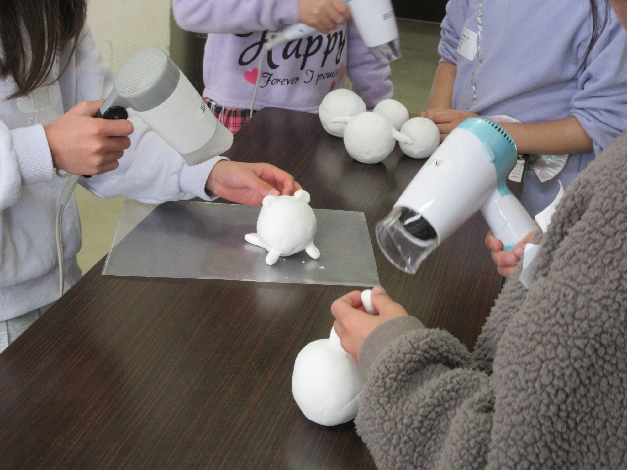 紙粘土をドライヤーで乾かす様子