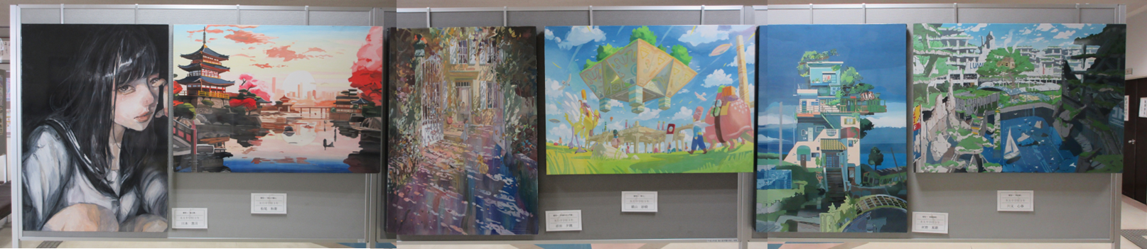 氷丘中学校美術部による作品。左から泣いている女学生の絵、夕焼けに染まる池と五重塔、木漏れ日が射す庭の入り口、草原と空中都市、数百年後の駅、数百年後の都市。