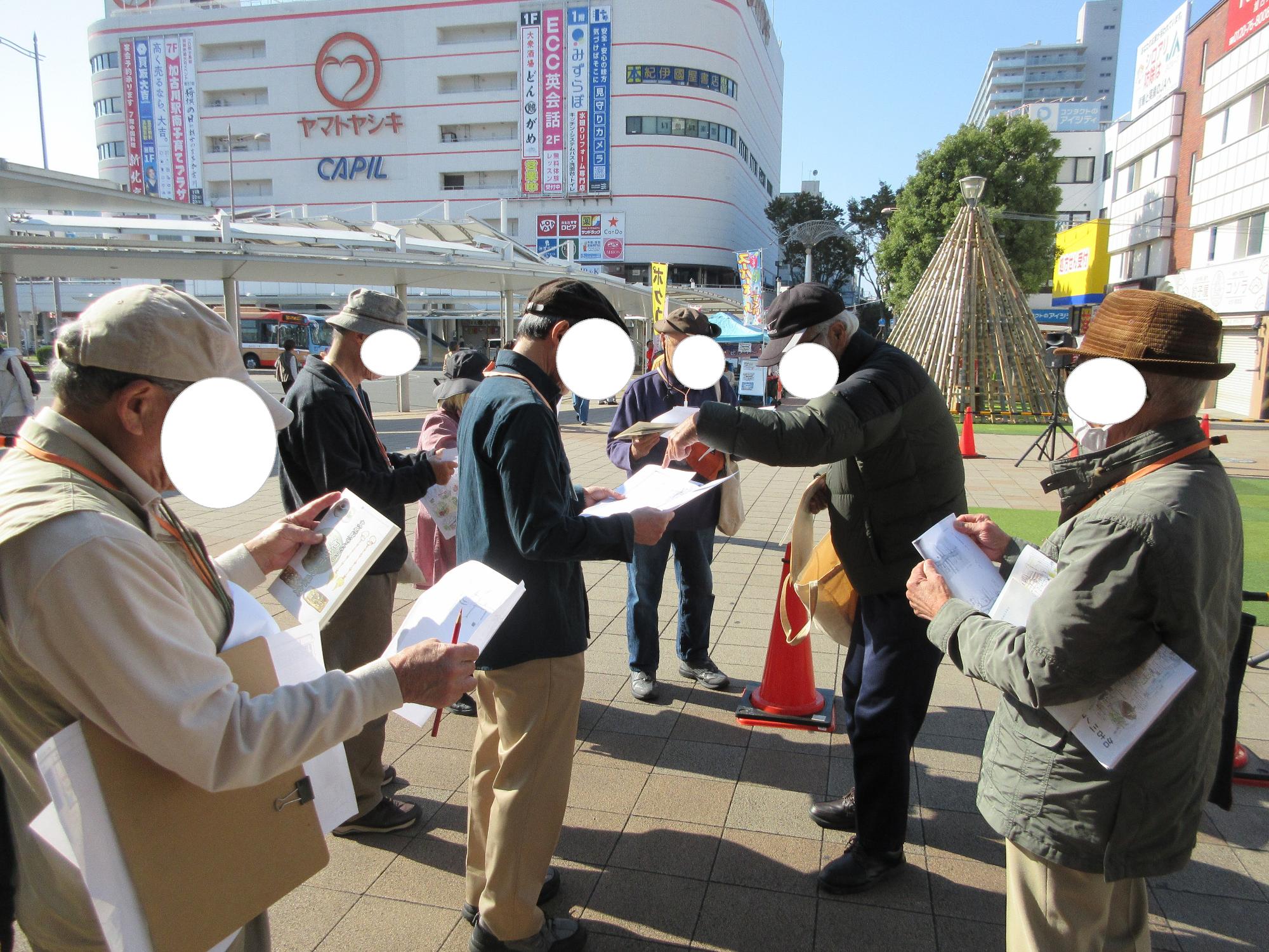 加古川駅前で説明をうける受講者のみなさんの様子