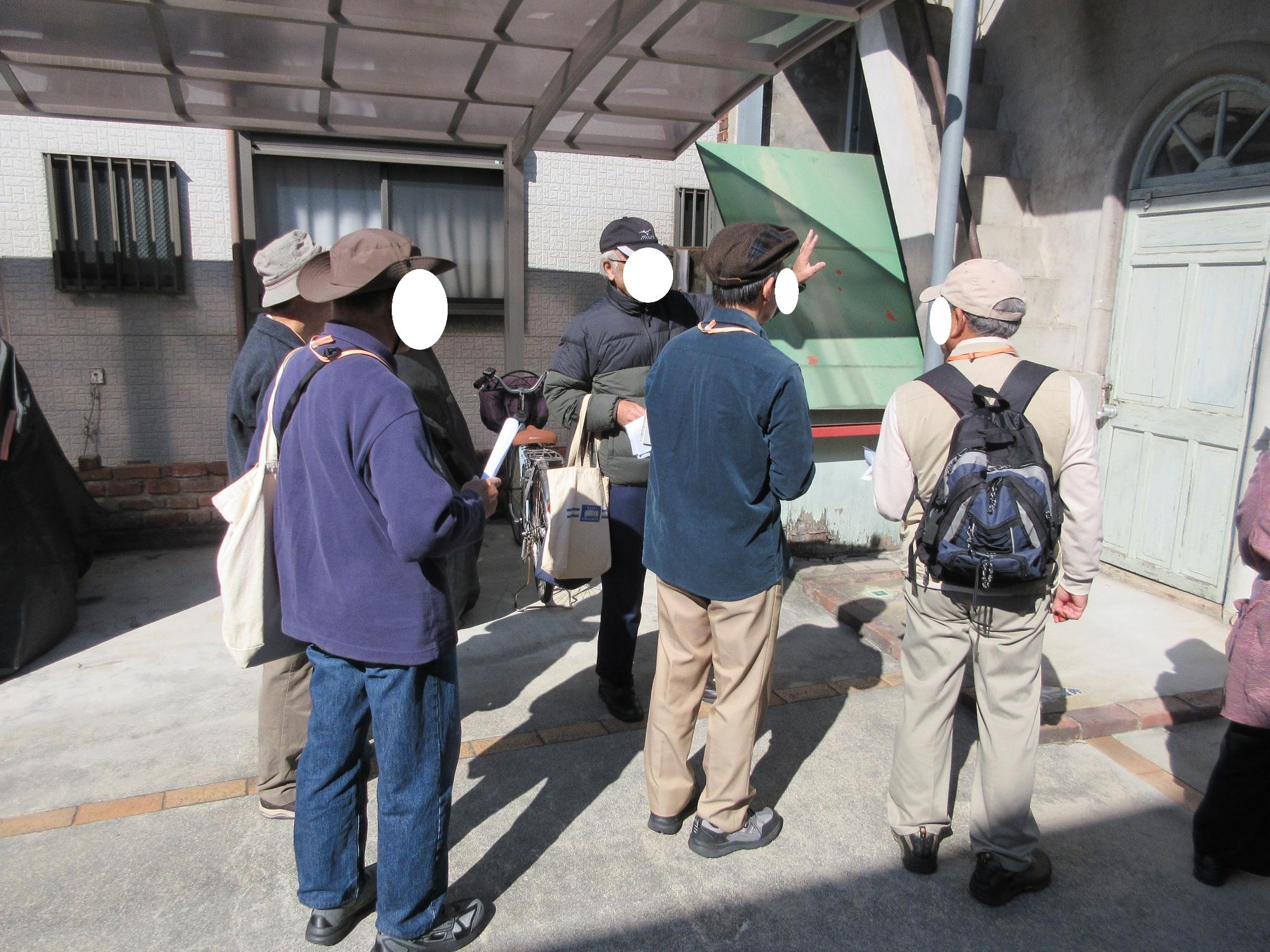 先生から説明をうける様子