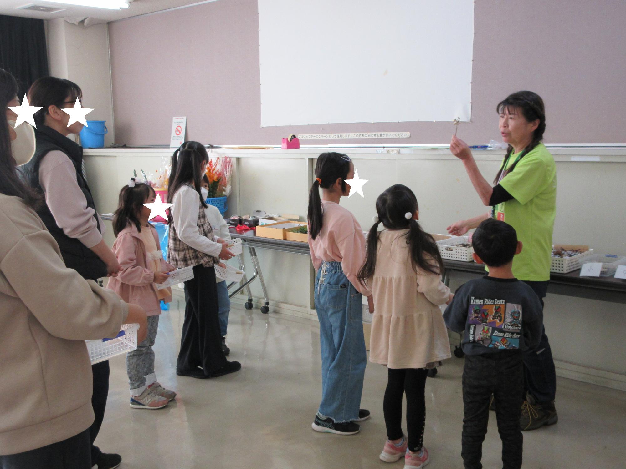 使用する素材について講師の説明を聞く様子