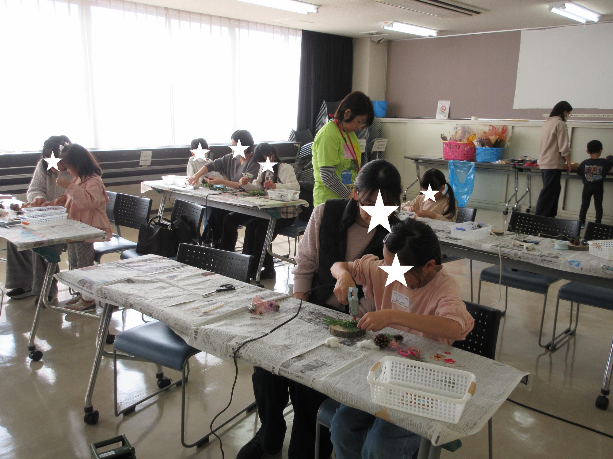 作業をする教室の様子