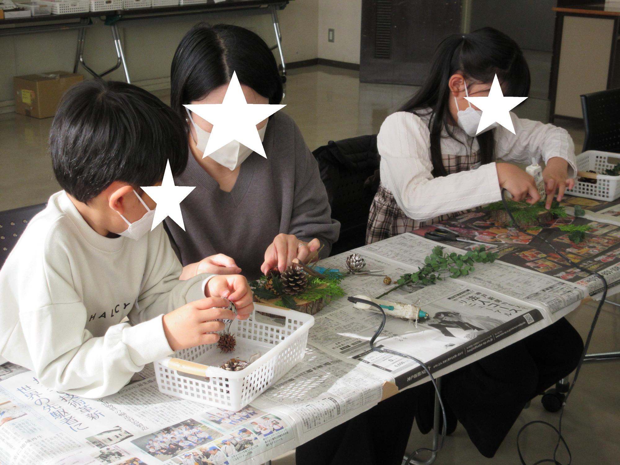 親子で作品をつくる様子