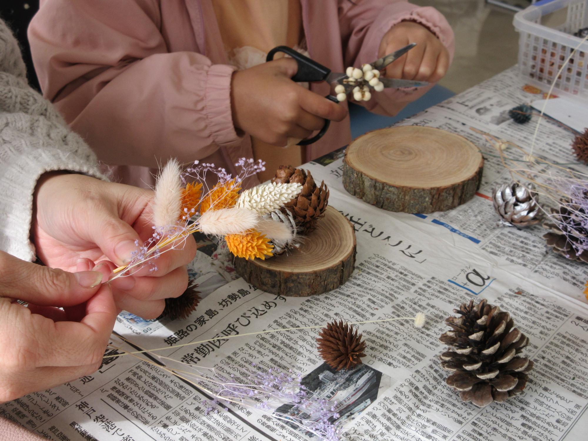 切り株に木の実をつける様子