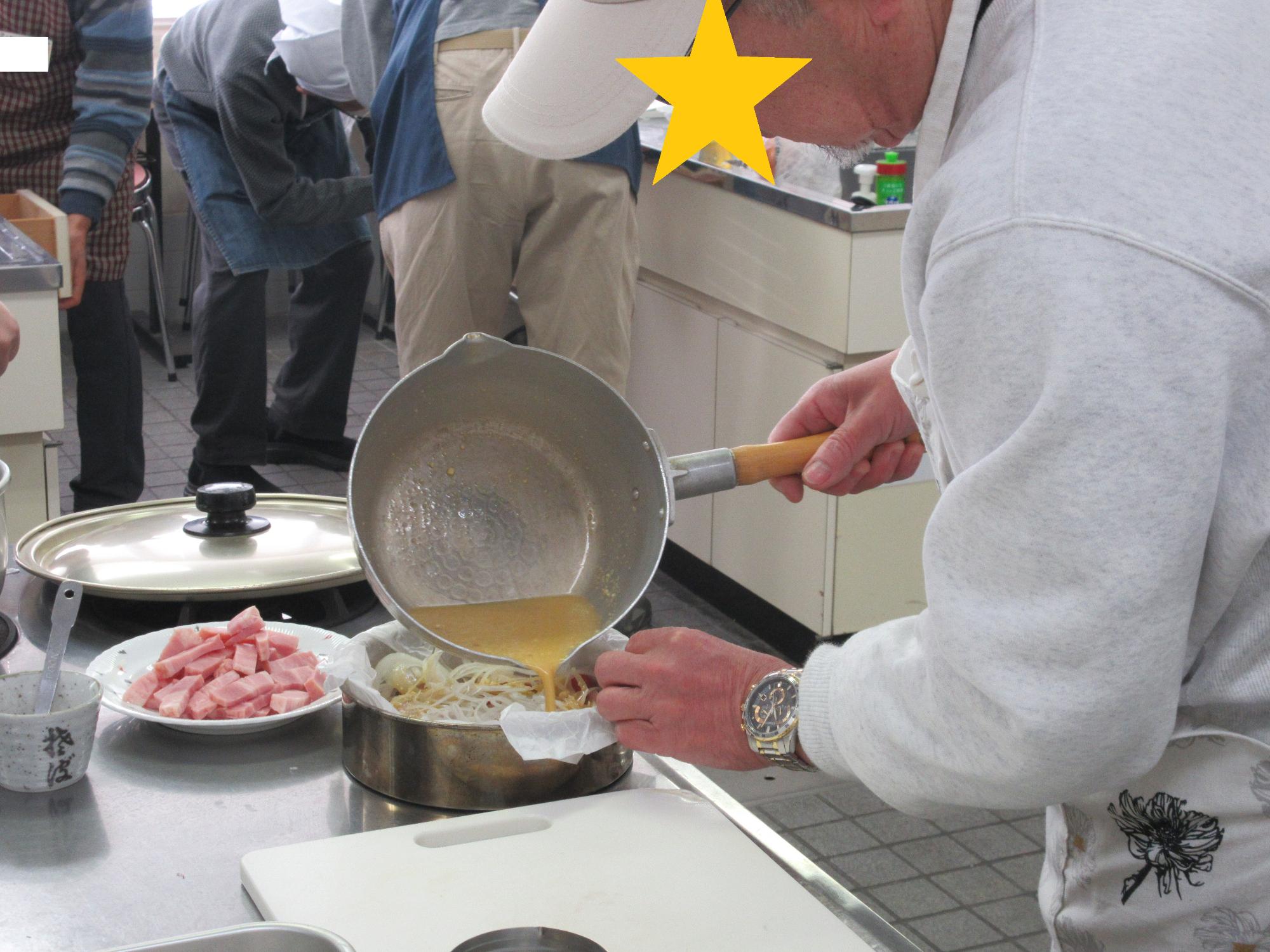 キッシュの卵液を型に流し込むようす