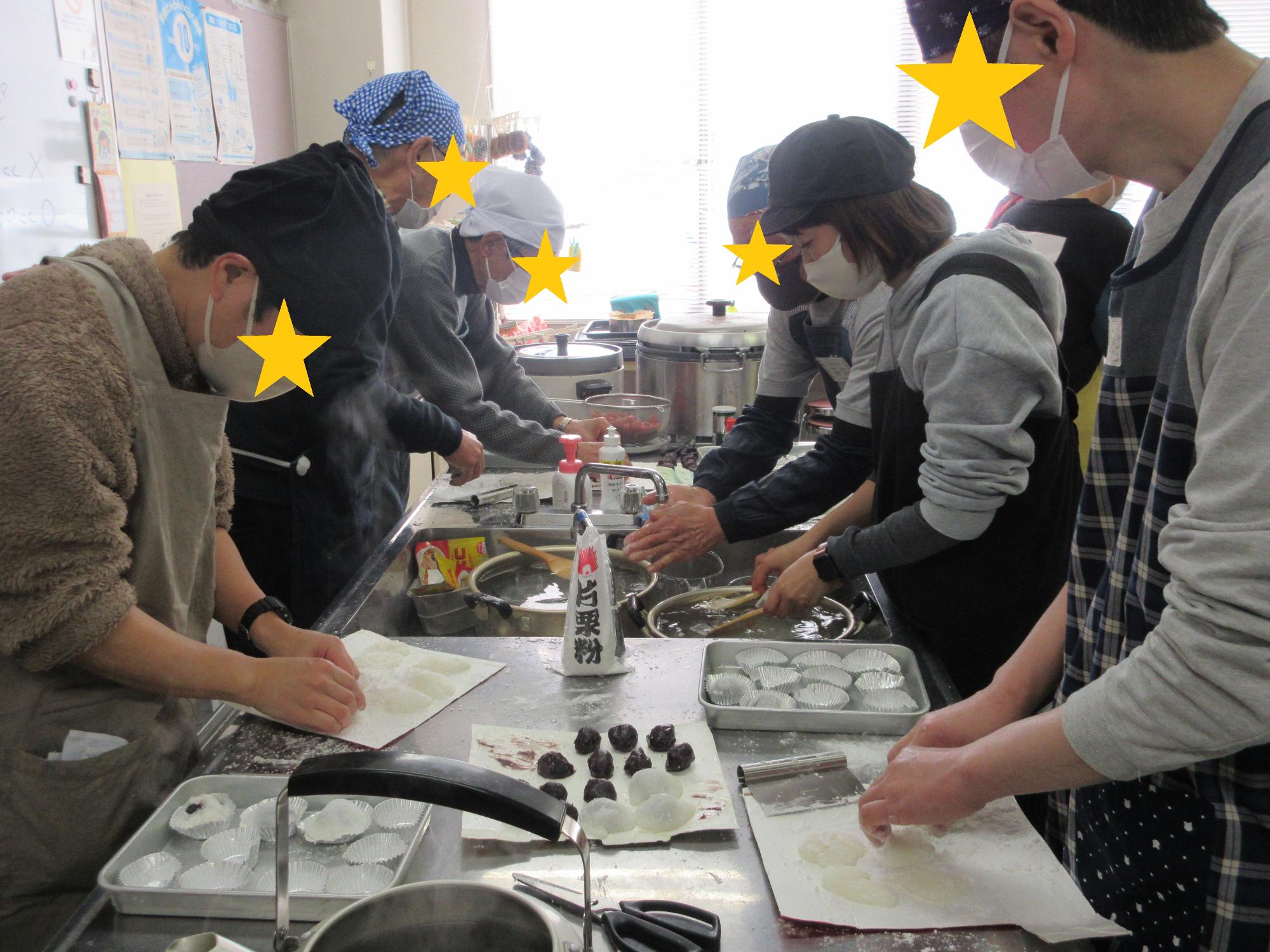 苺大福をつくるようす