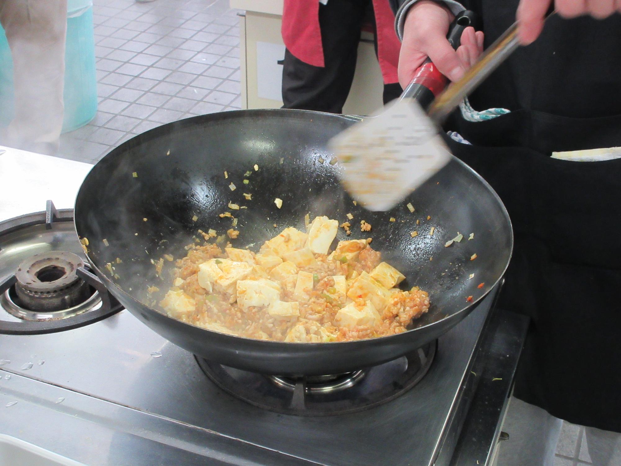 麻婆豆腐を炒めるようす