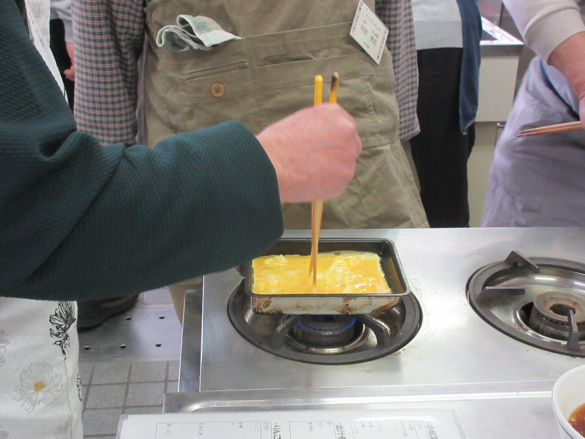 だし巻き卵を作るようす